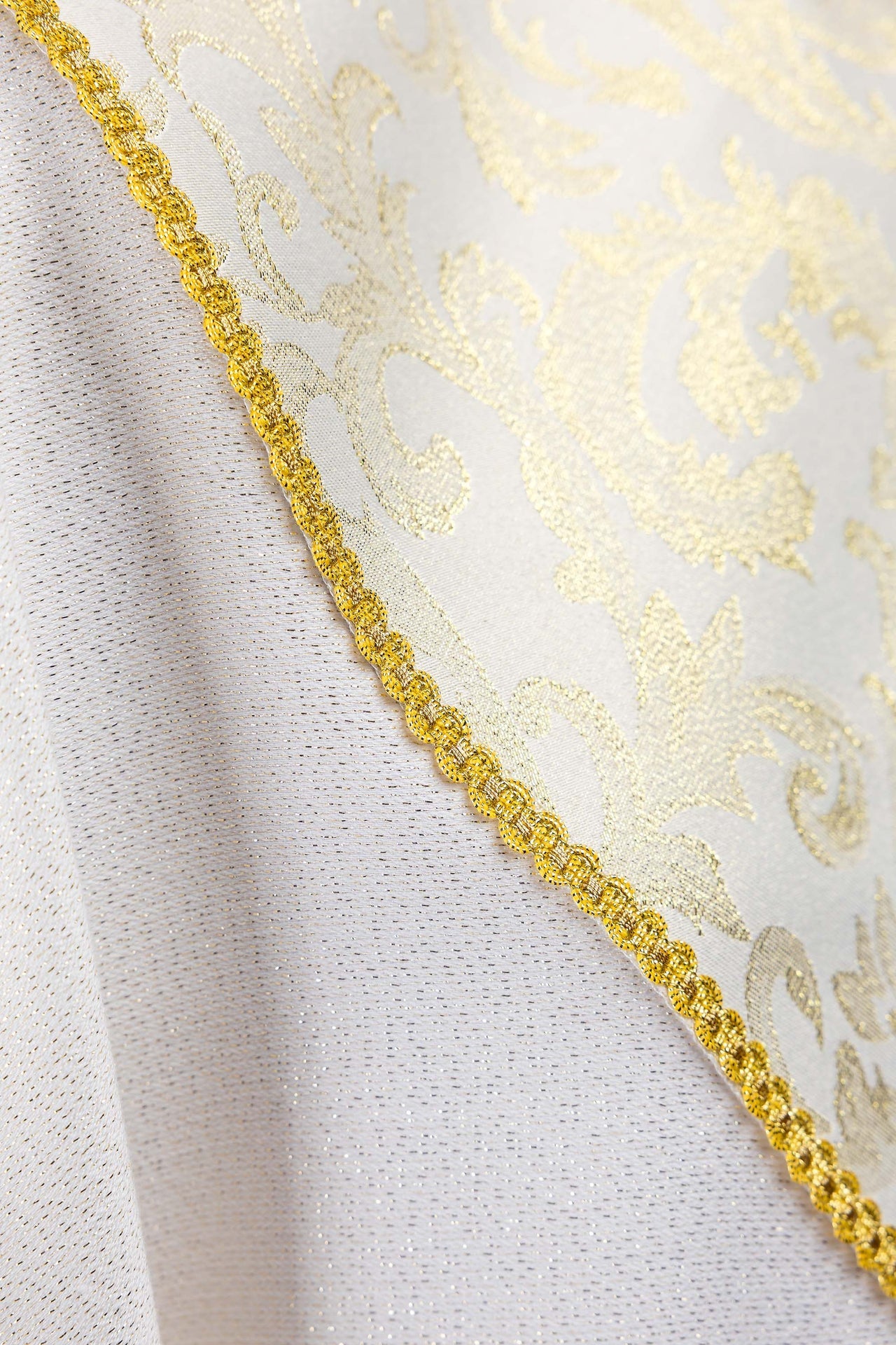 Casulla ecru con cruz decorada con tejido jacquard