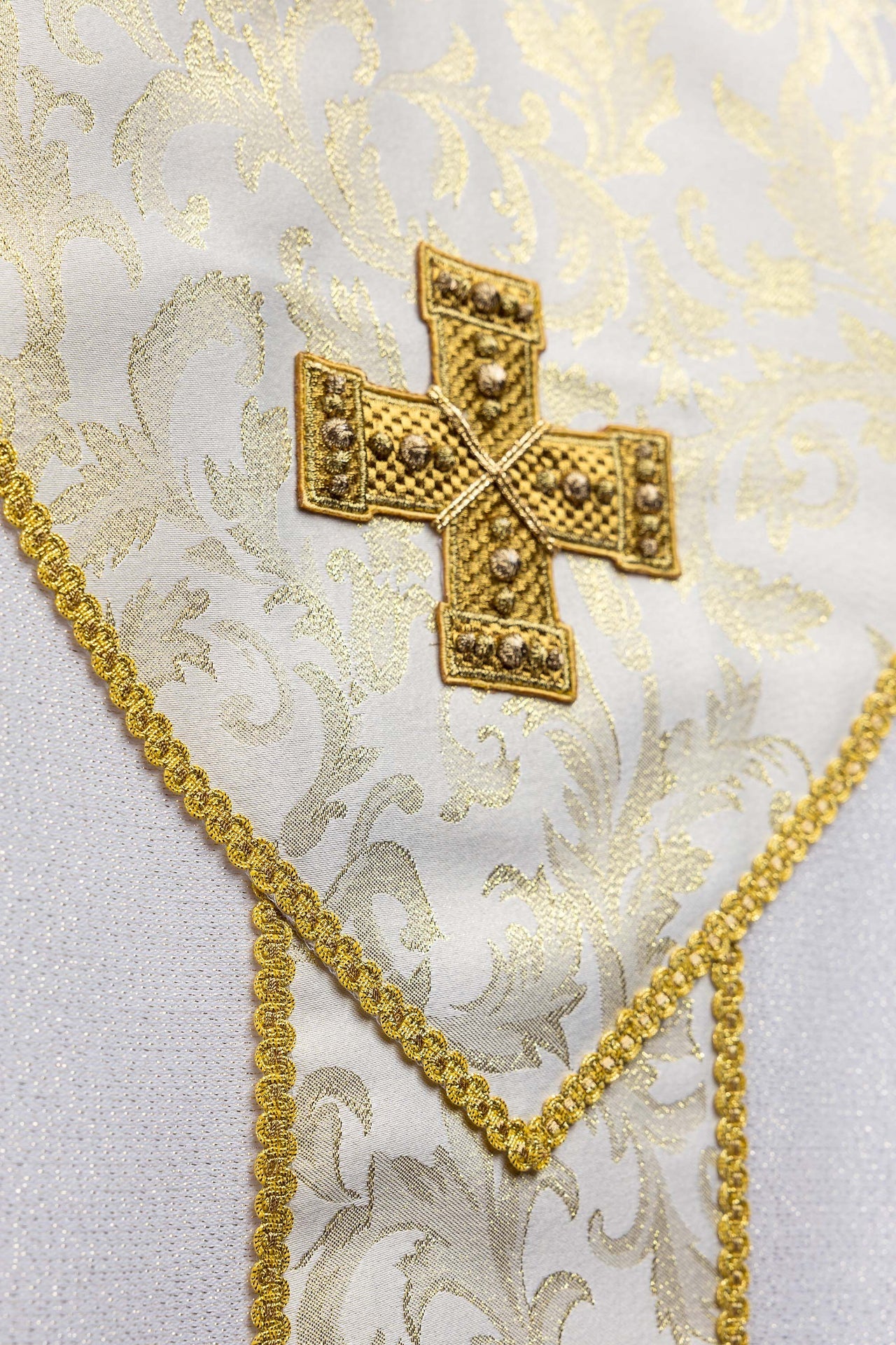 Casulla ecru con cruz decorada con tejido jacquard