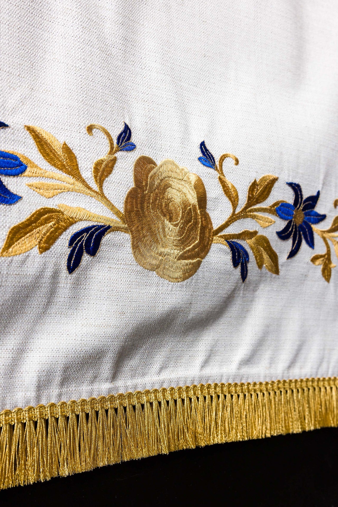 Mantel para ambón con bordado mariano en color ecru