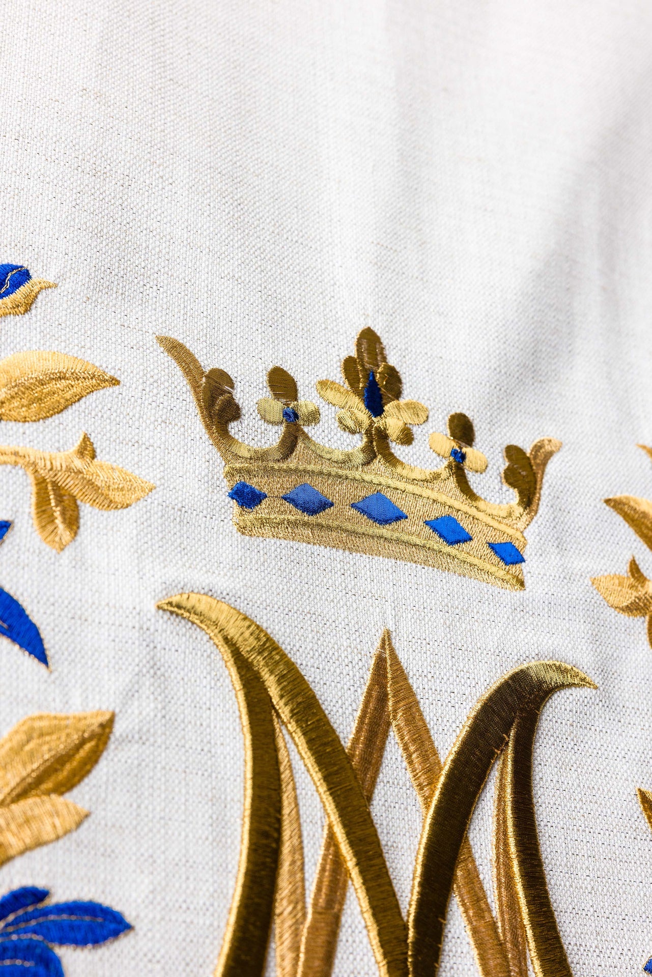 Mantel para ambón con bordado mariano en color ecru