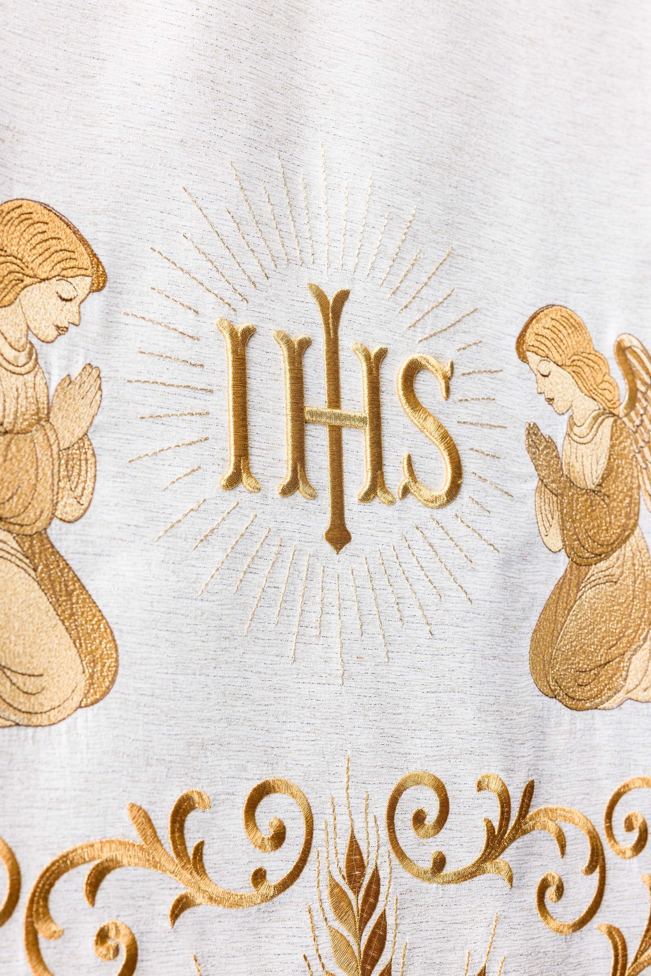 Mantel para ambón ricamente bordado con IHS en color ecru