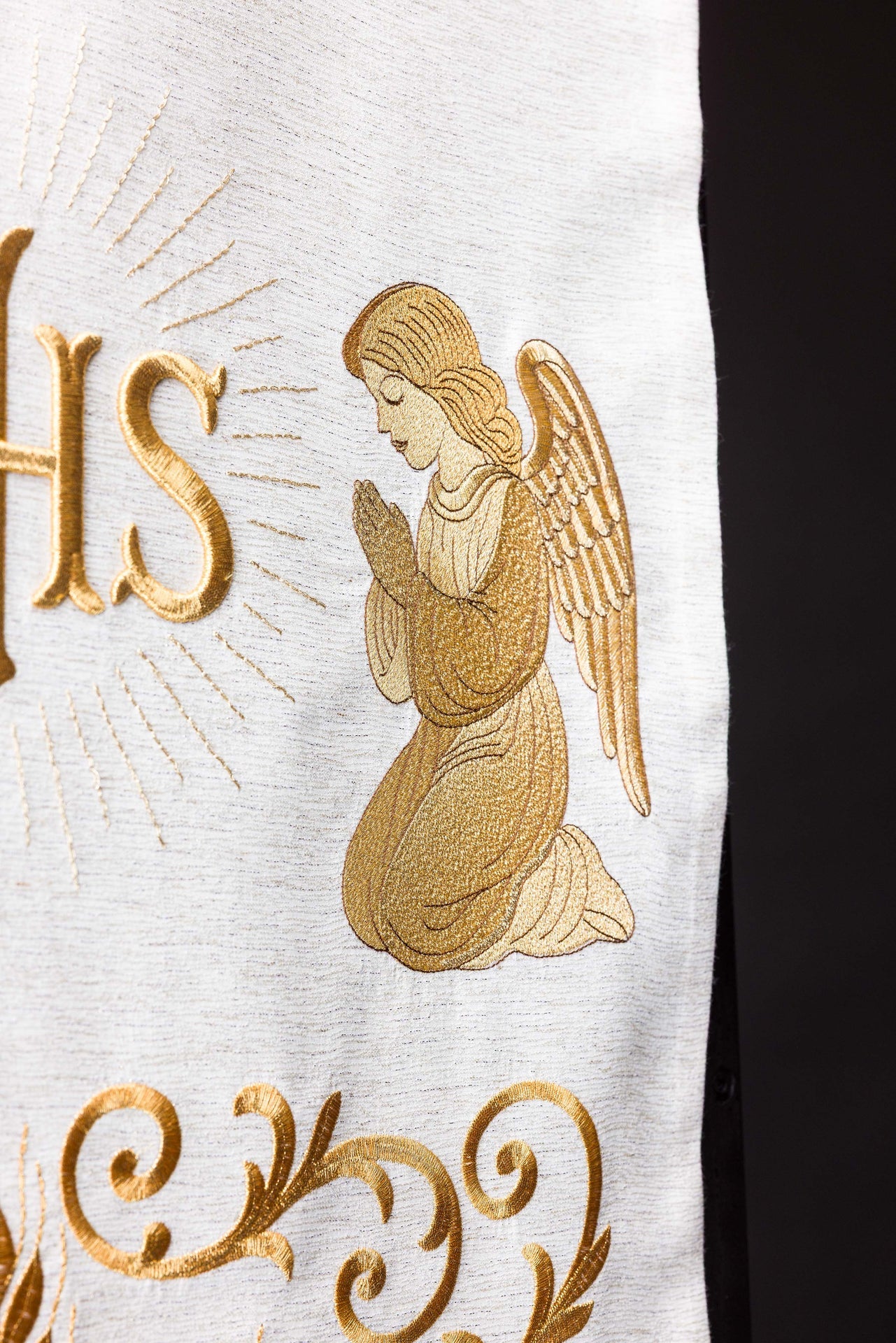 Mantel para ambón ricamente bordado con IHS en color ecru