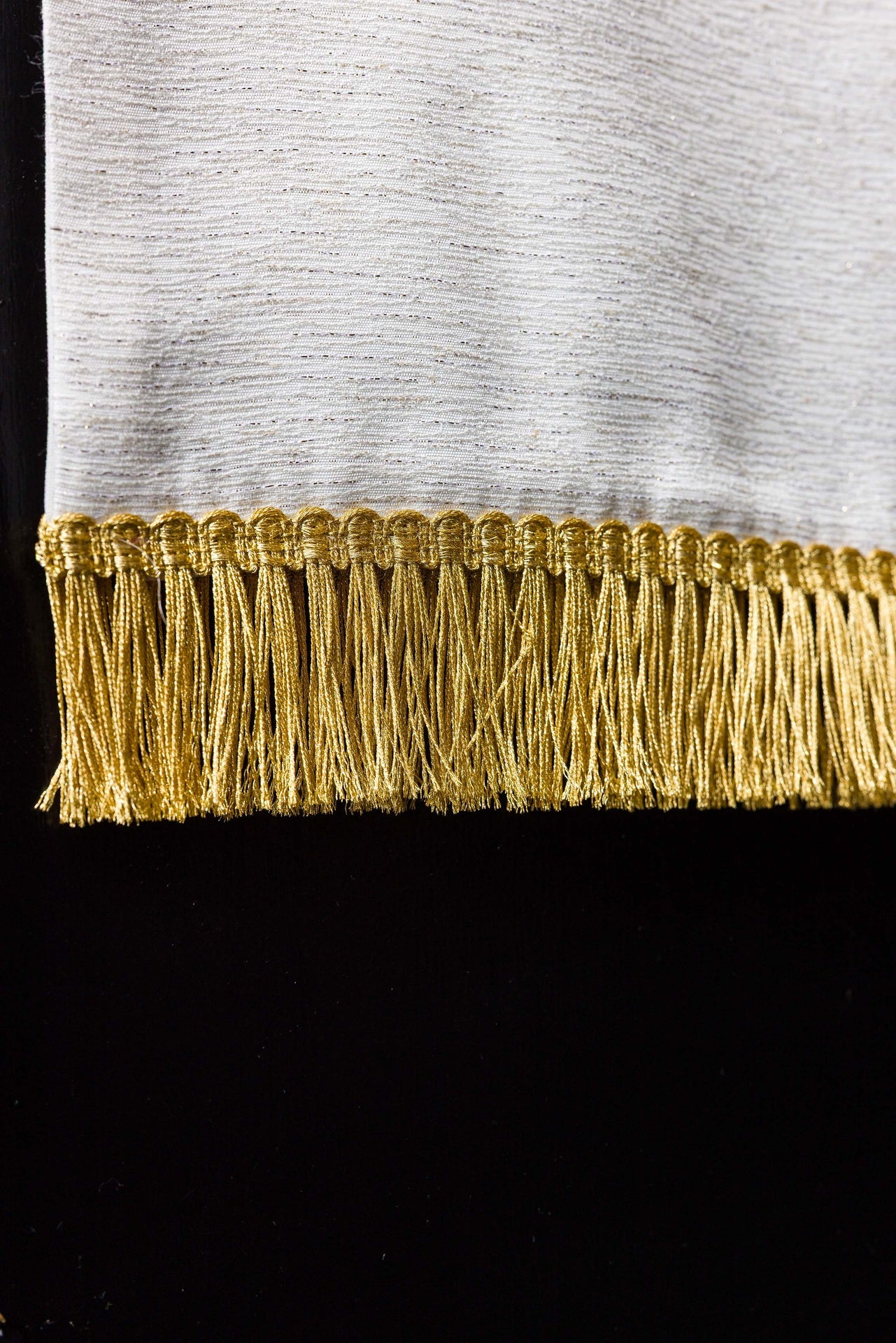 Serweta na lektorium z haftem krzyża i gołębi ecru - ORNATY.PL