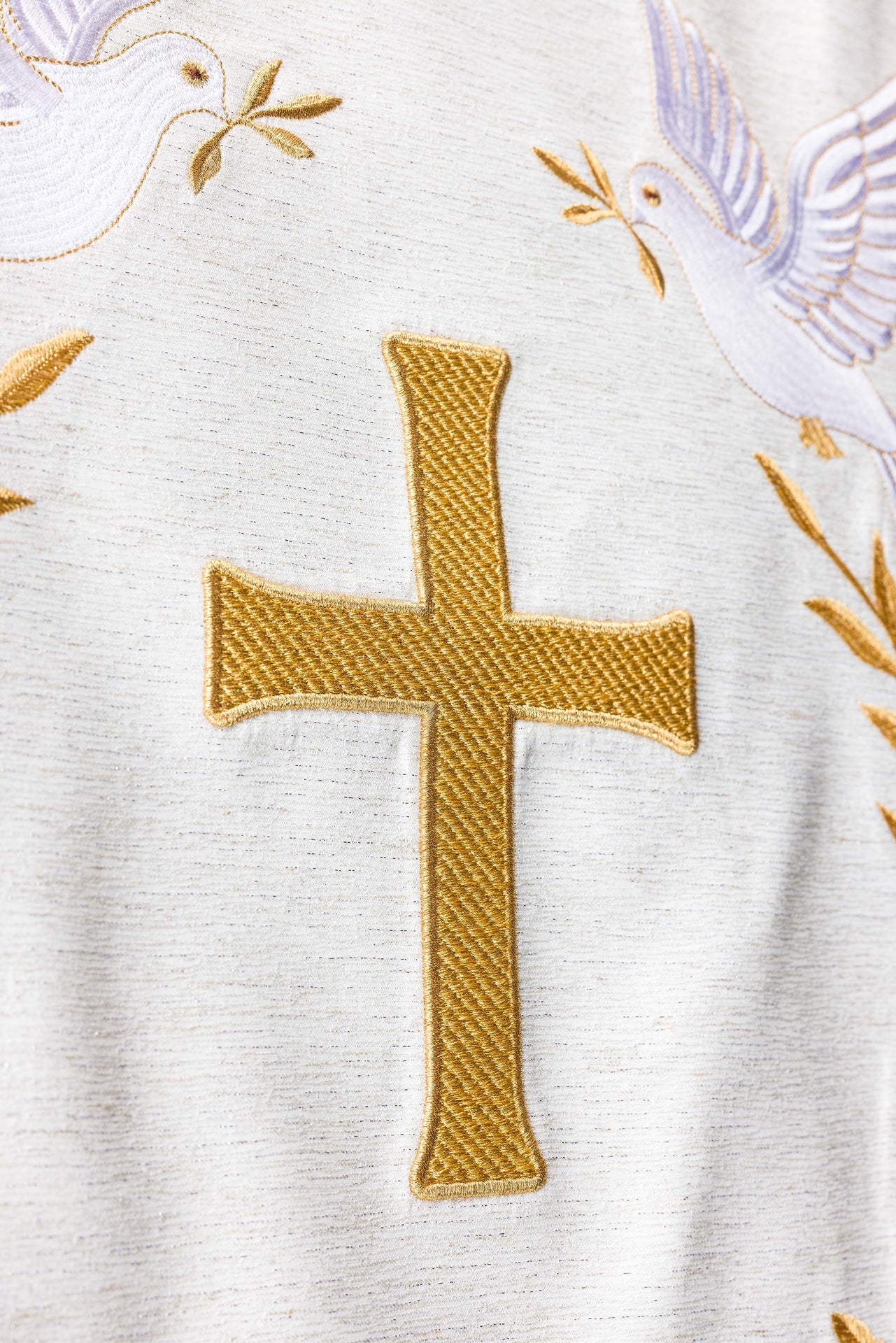 Serweta na lektorium z haftem krzyża i gołębi ecru - ORNATY.PL