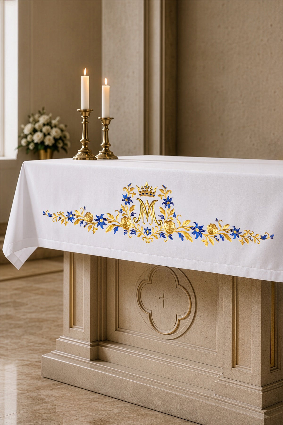 Mantel de altar con símbolo mariano bordado