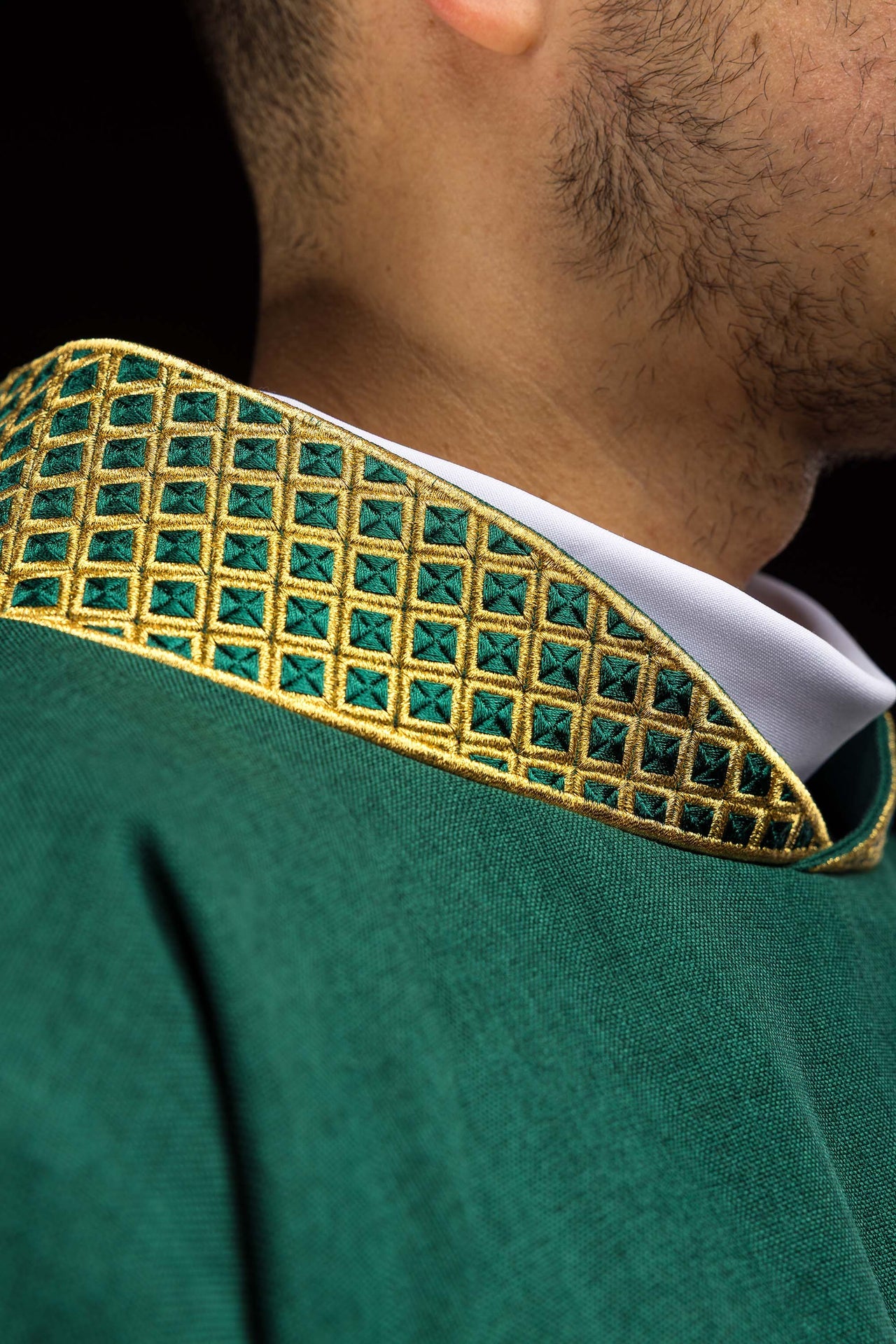 Dalmatica verde con cruces bordadas y cuello decorado