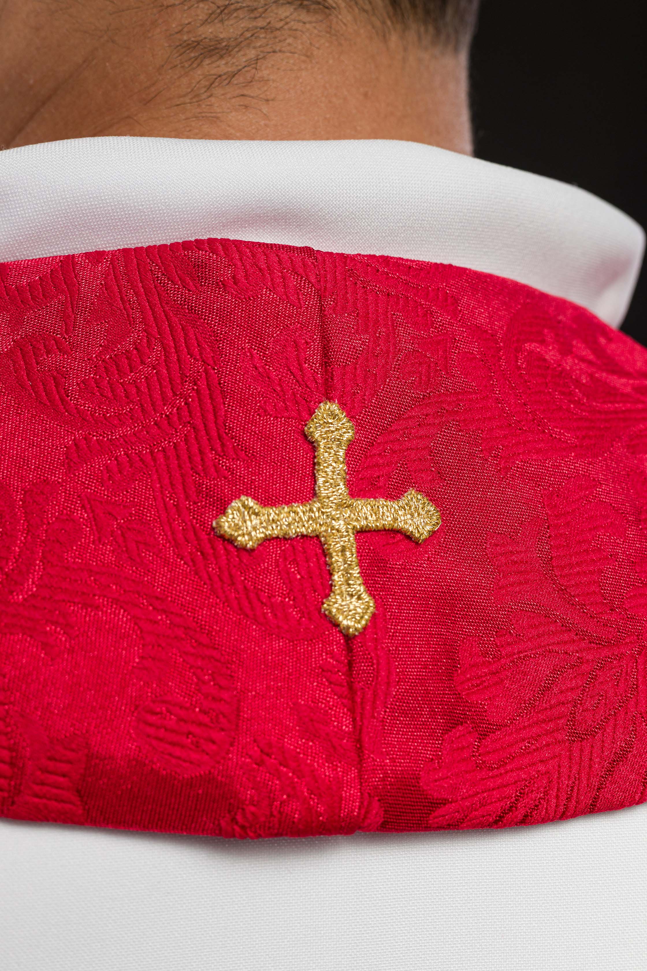 Estola jacquard bordada com motivos de cruz vermelha