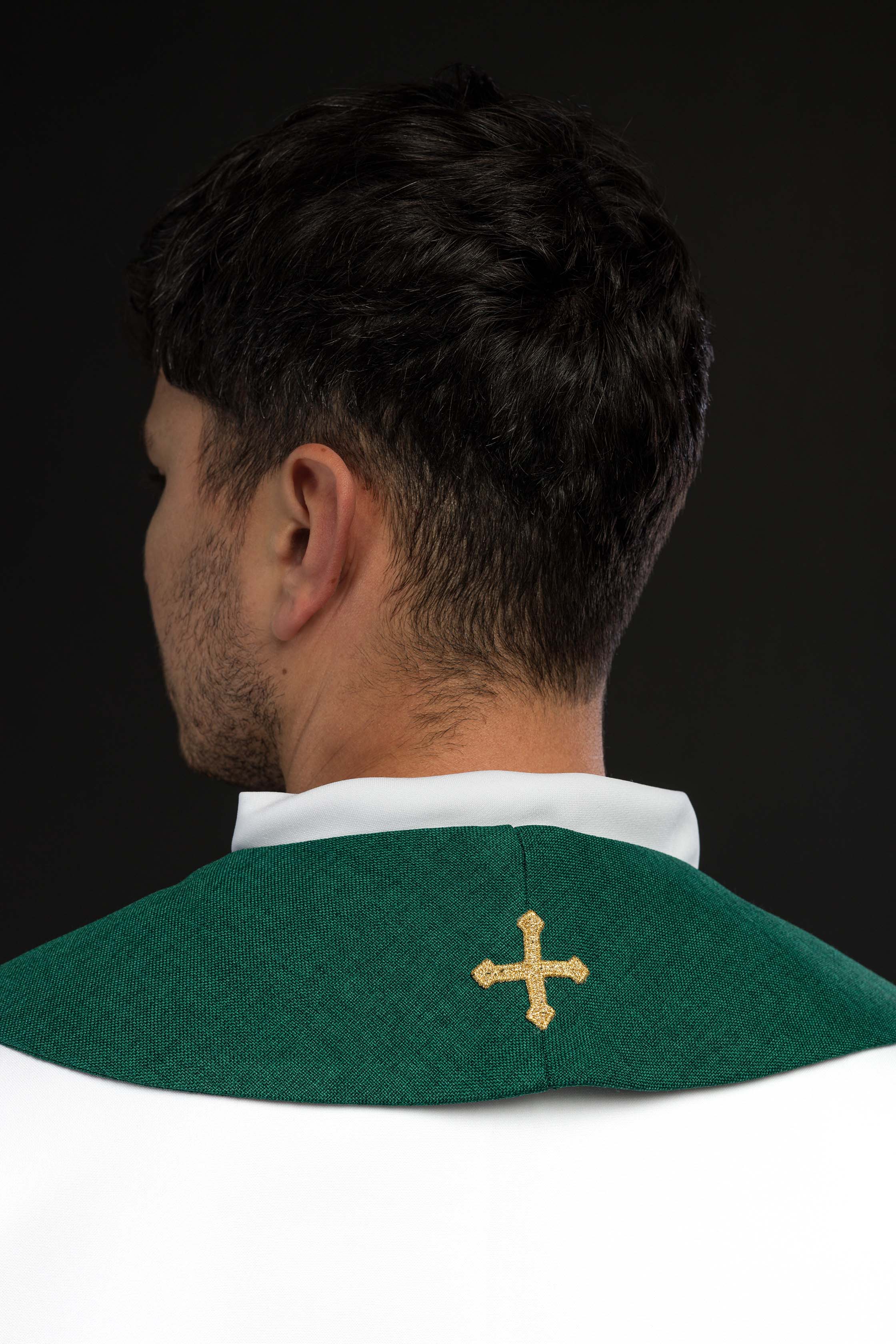 Estola de veludo bordada com motivo IHS verde