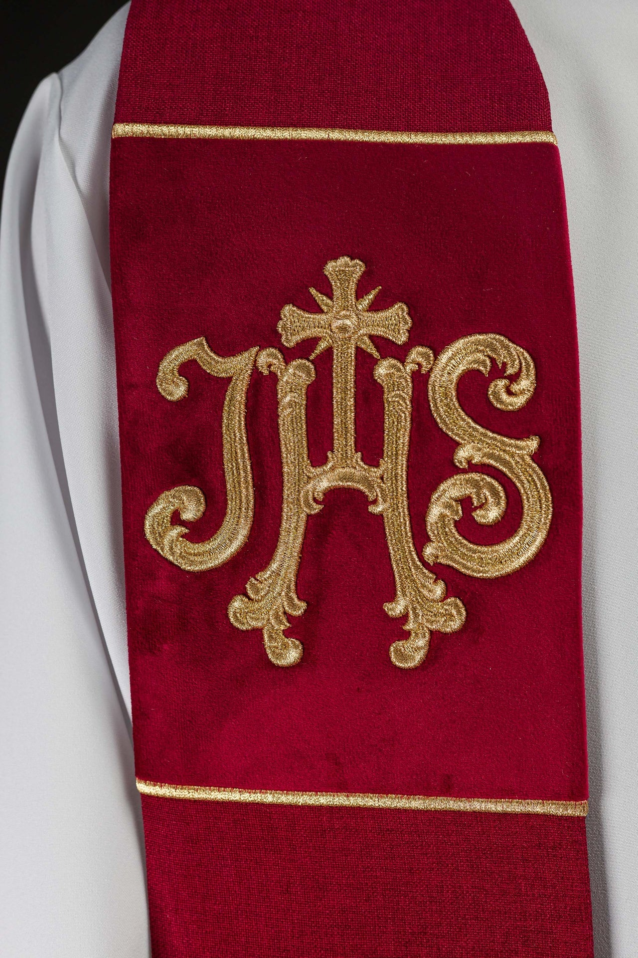 Estola de terciopelo roja bordada con motivo IHS