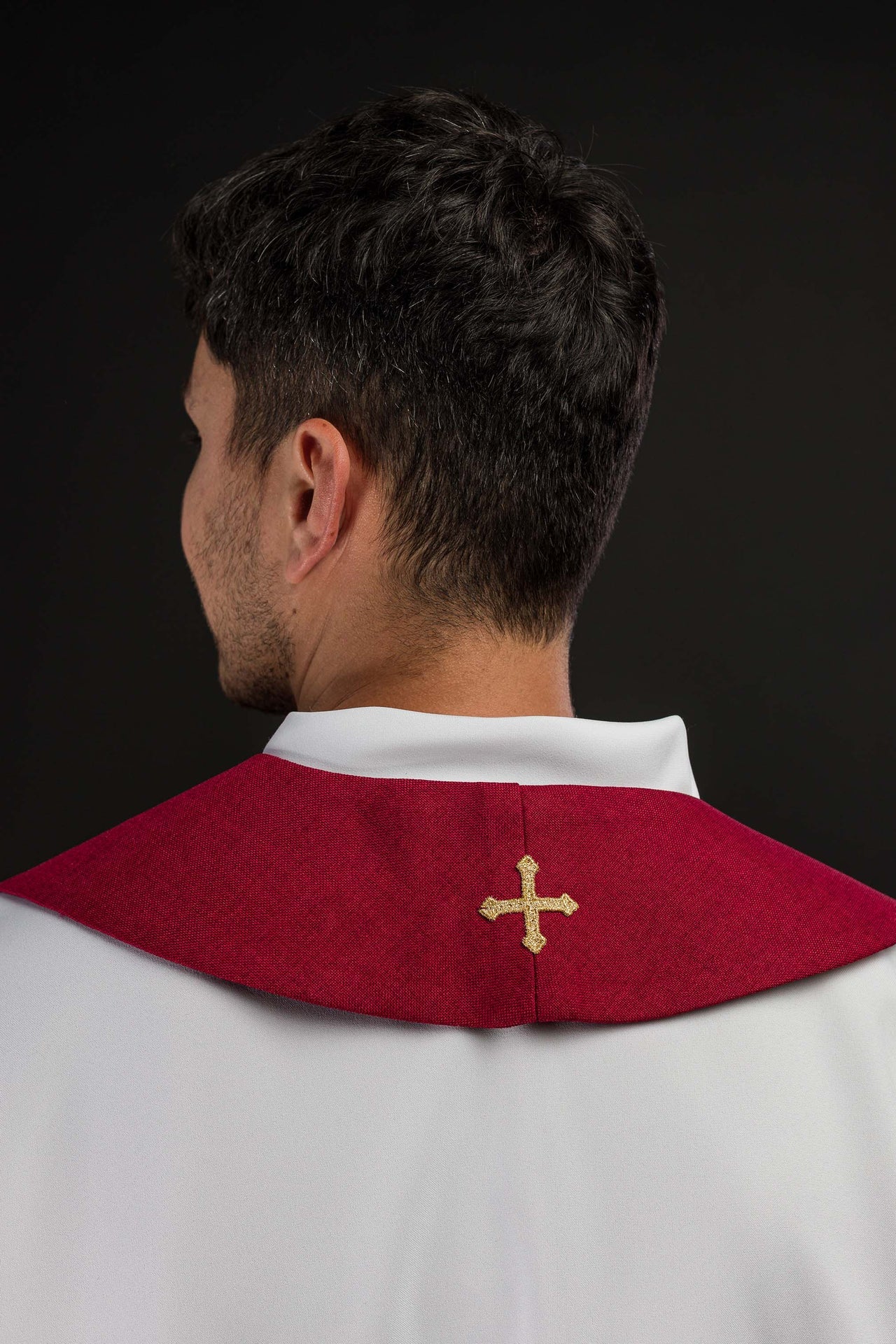 Estola de terciopelo roja bordada con motivo IHS