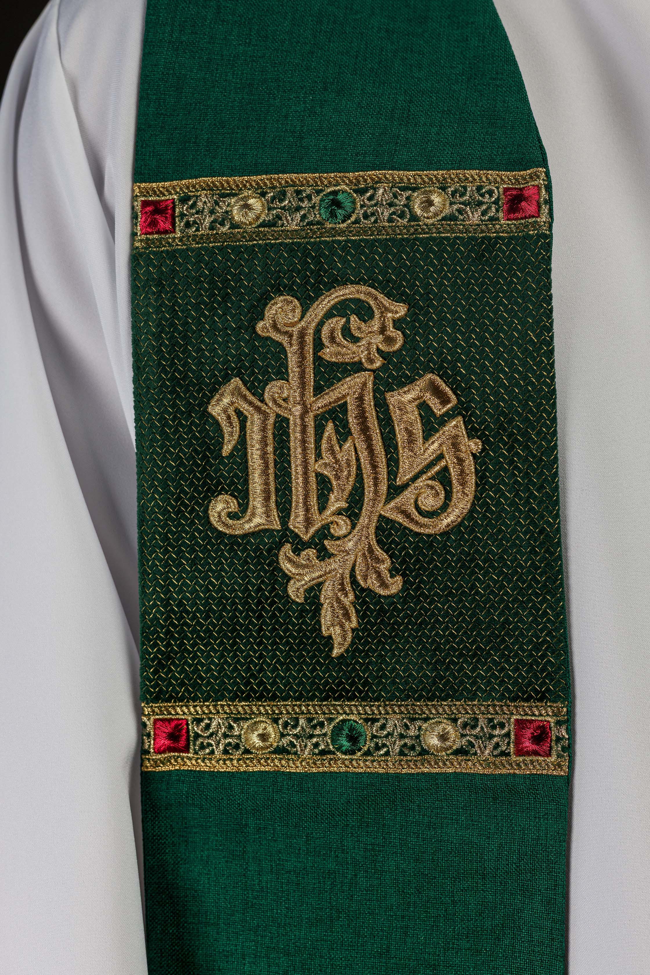 Estola bordada com motivo IHS em verde