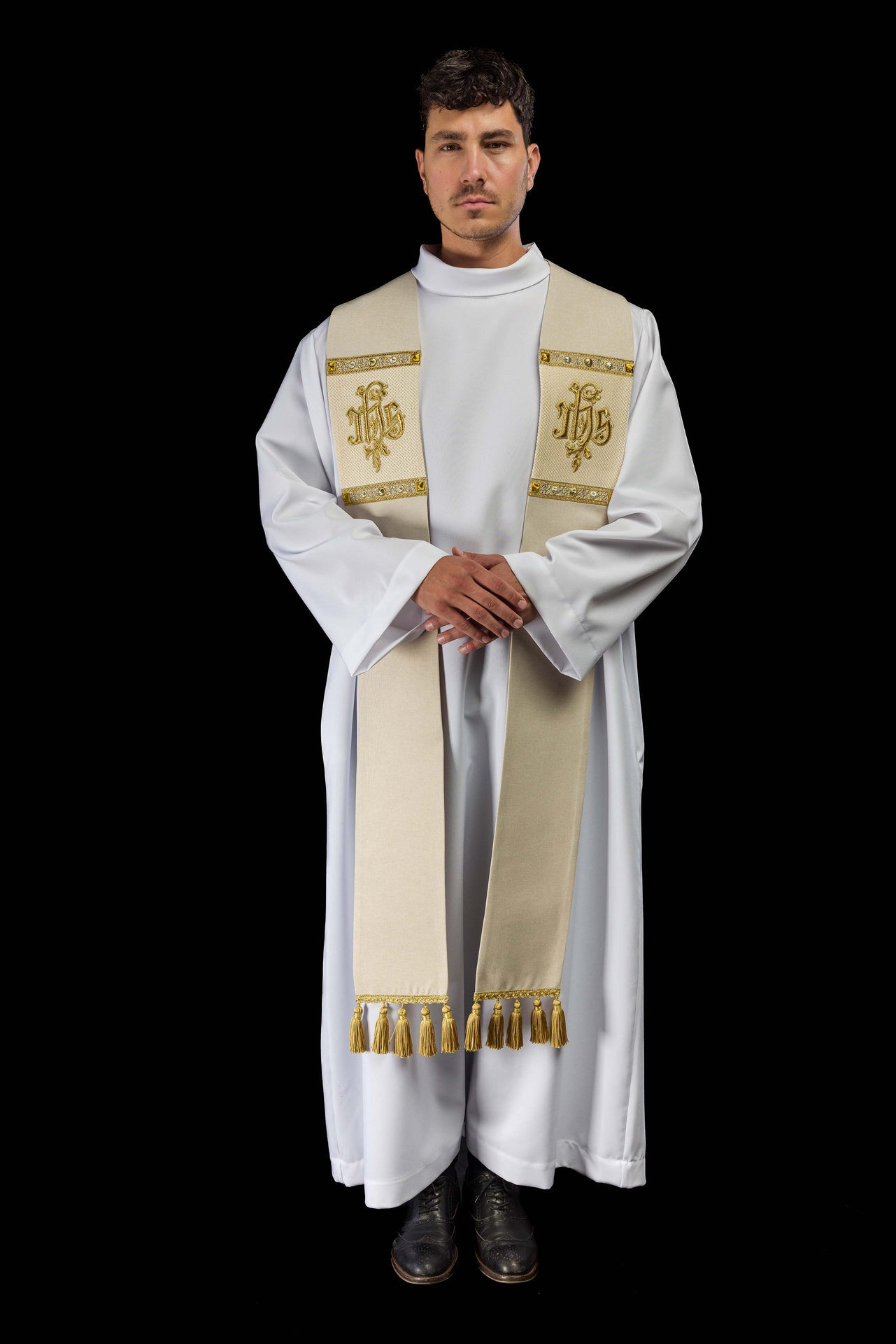 Estola bordada con motivo IHS color crudo