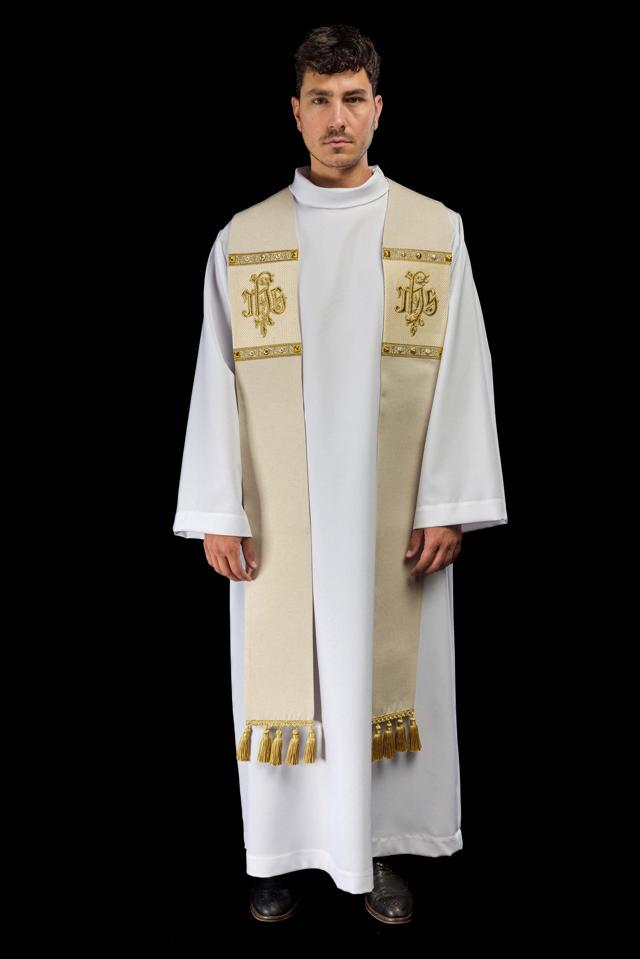 Estola bordada con motivo IHS color crudo