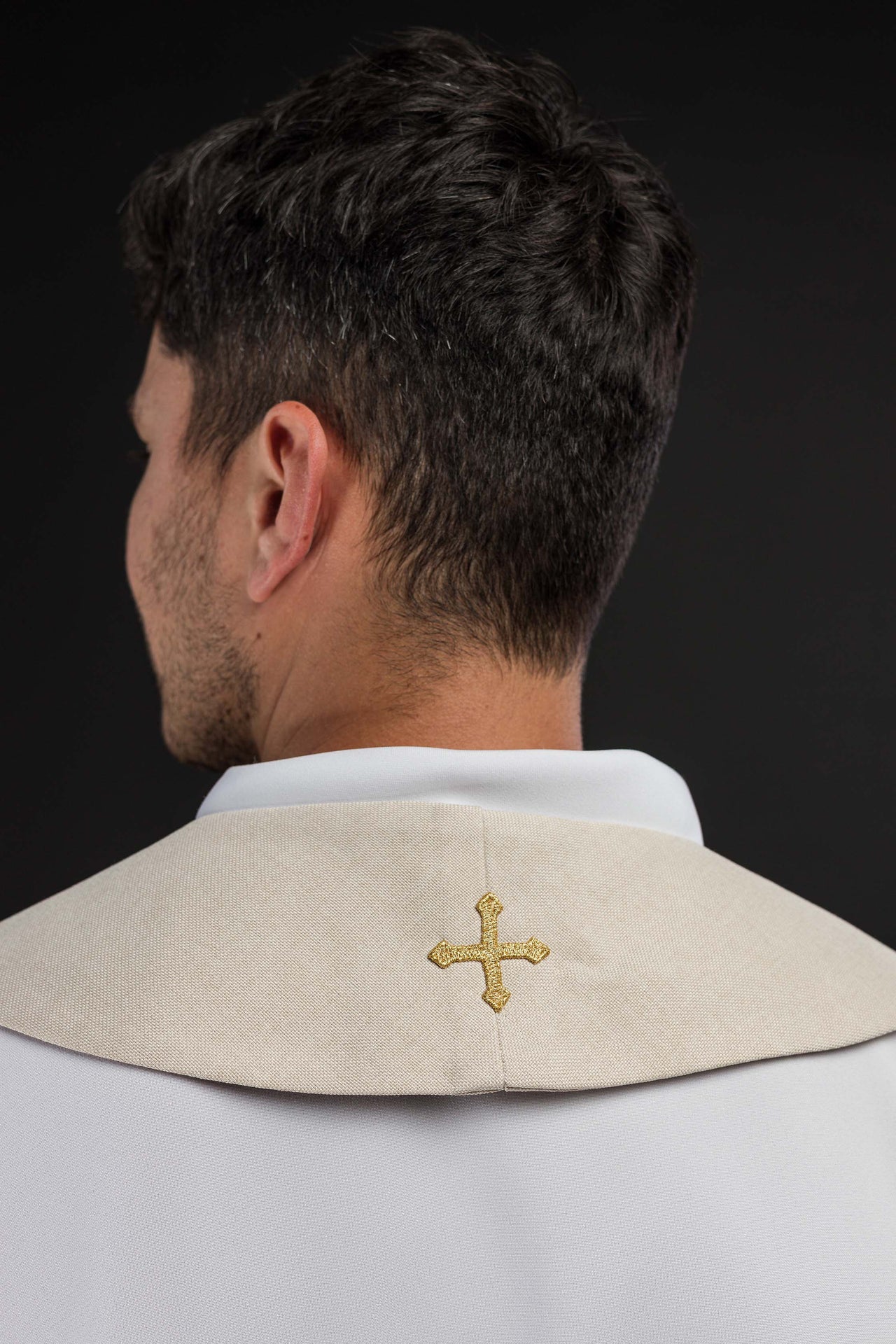 Estola bordada con motivo IHS color crudo