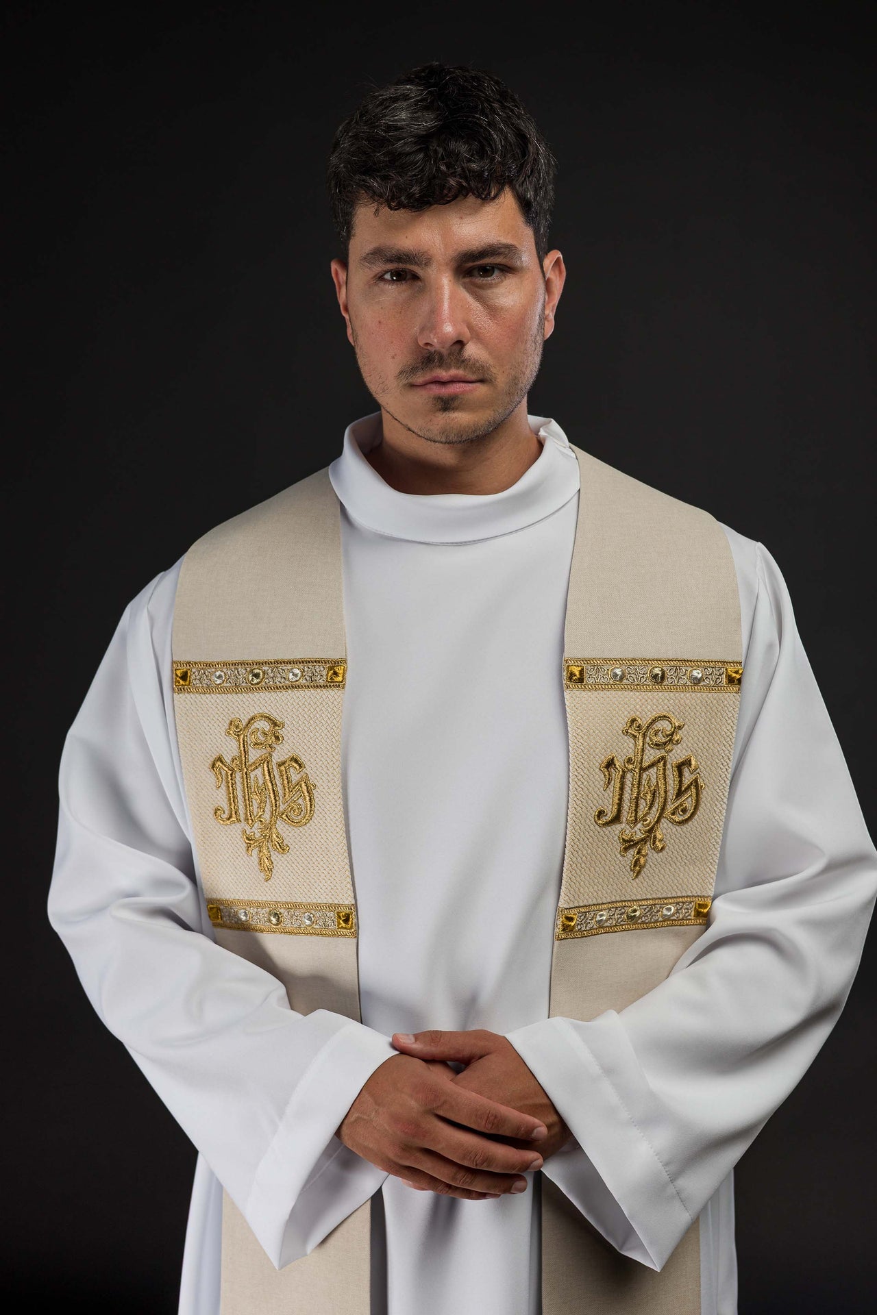 Estola bordada con motivo IHS color crudo