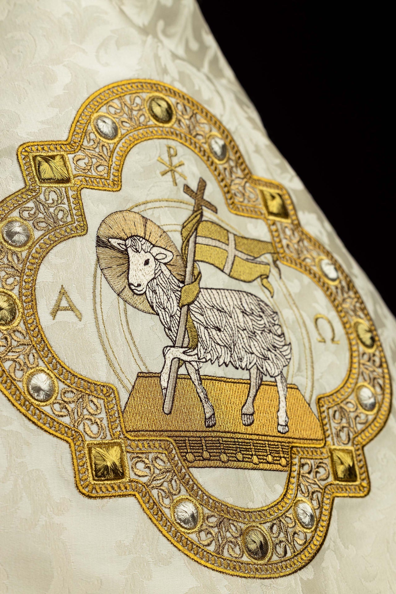 Velo humeral con bordado del Cordero Pascual sobre tejido jacquard
