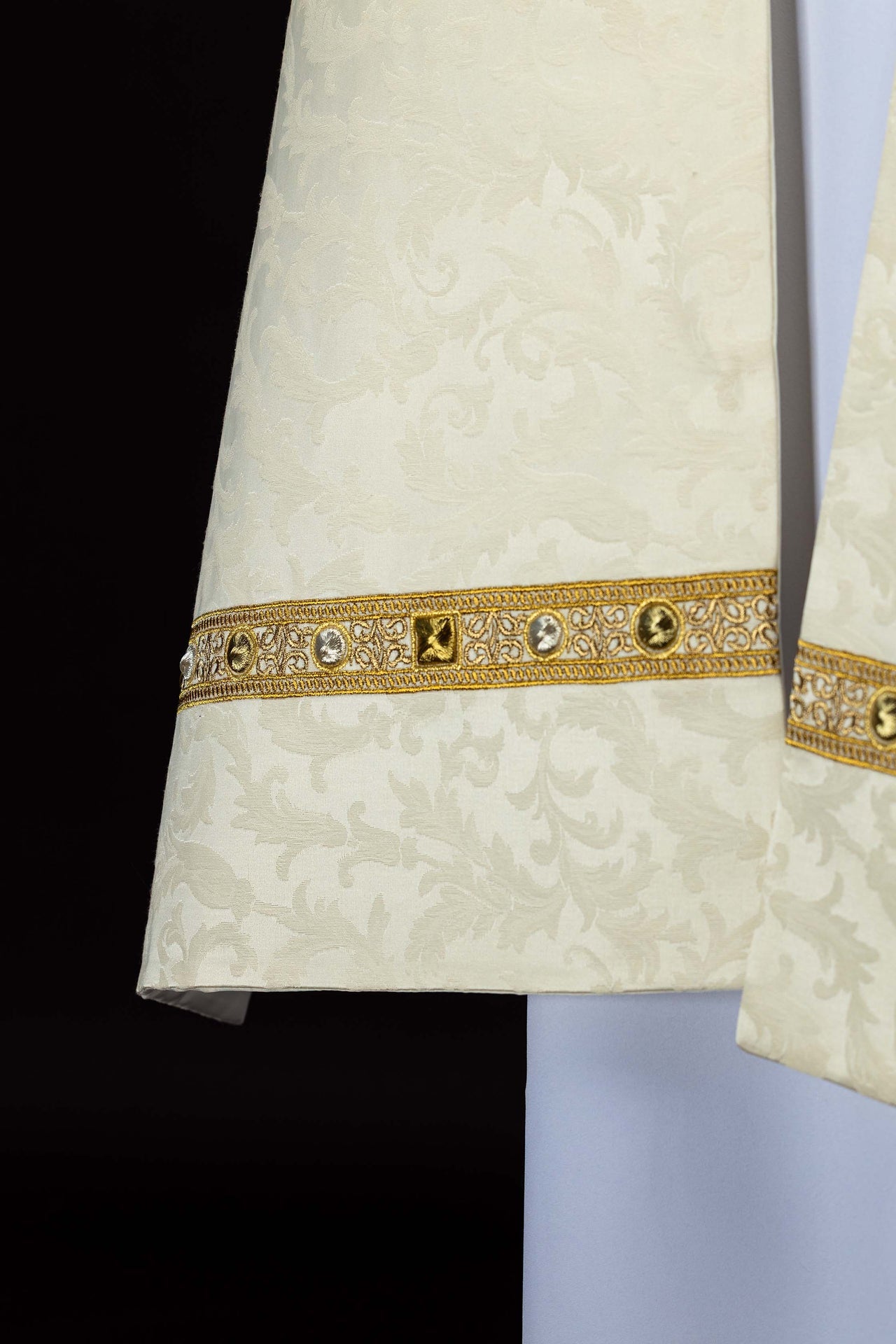 Velo humeral con bordado del Cordero Pascual sobre tejido jacquard