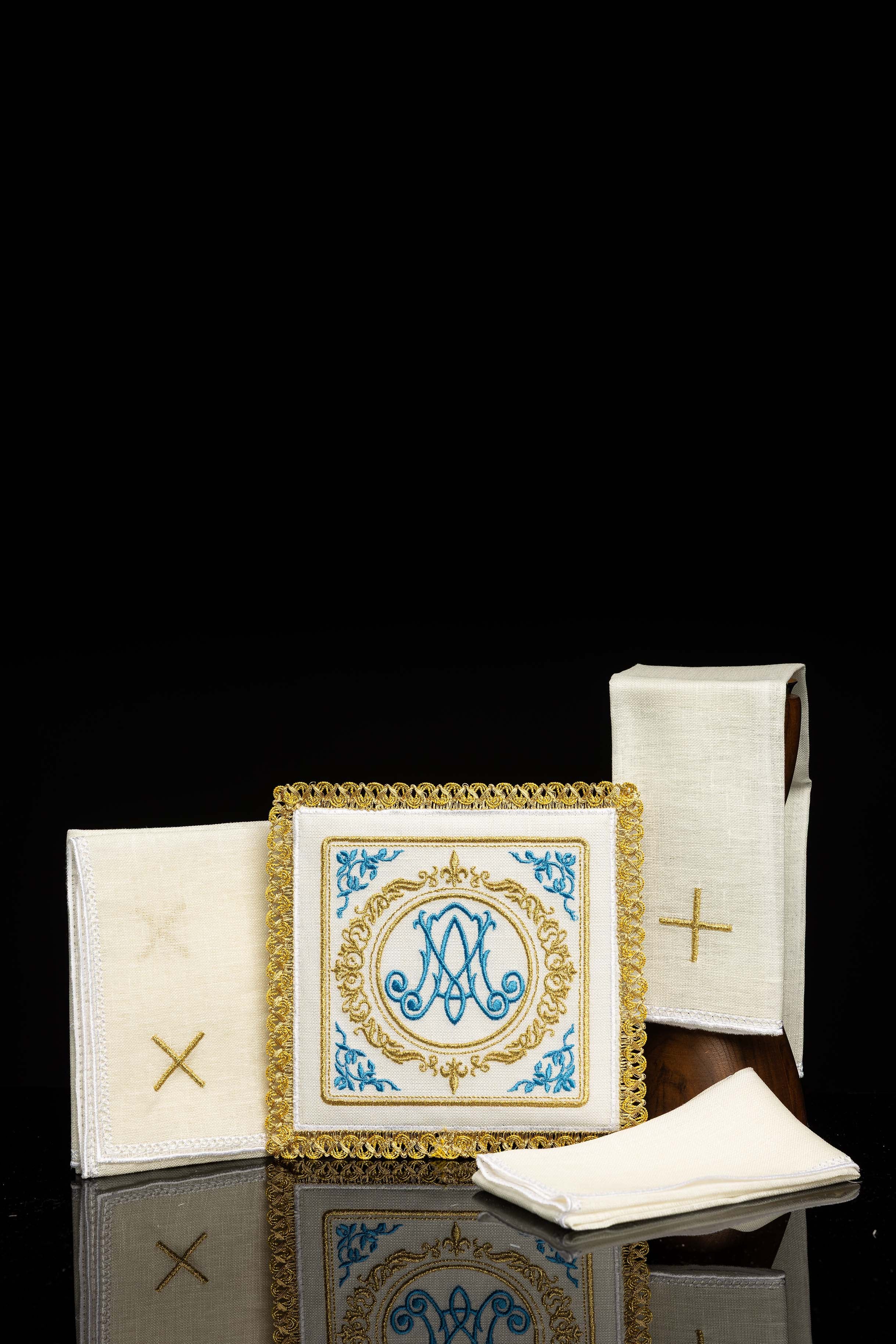 Conjunto de altar em linho com motivo mariano