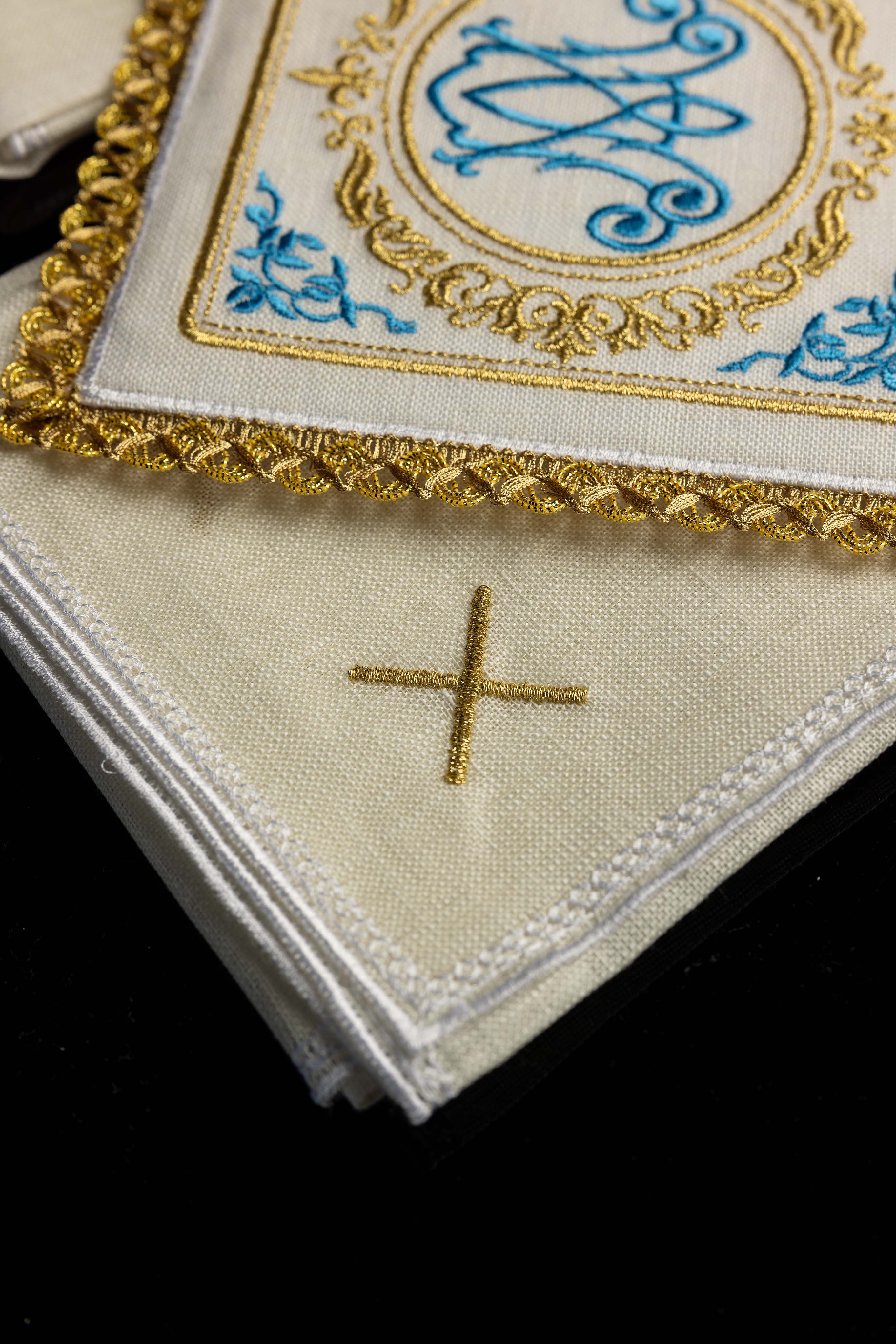 Conjunto de altar em linho com motivo mariano