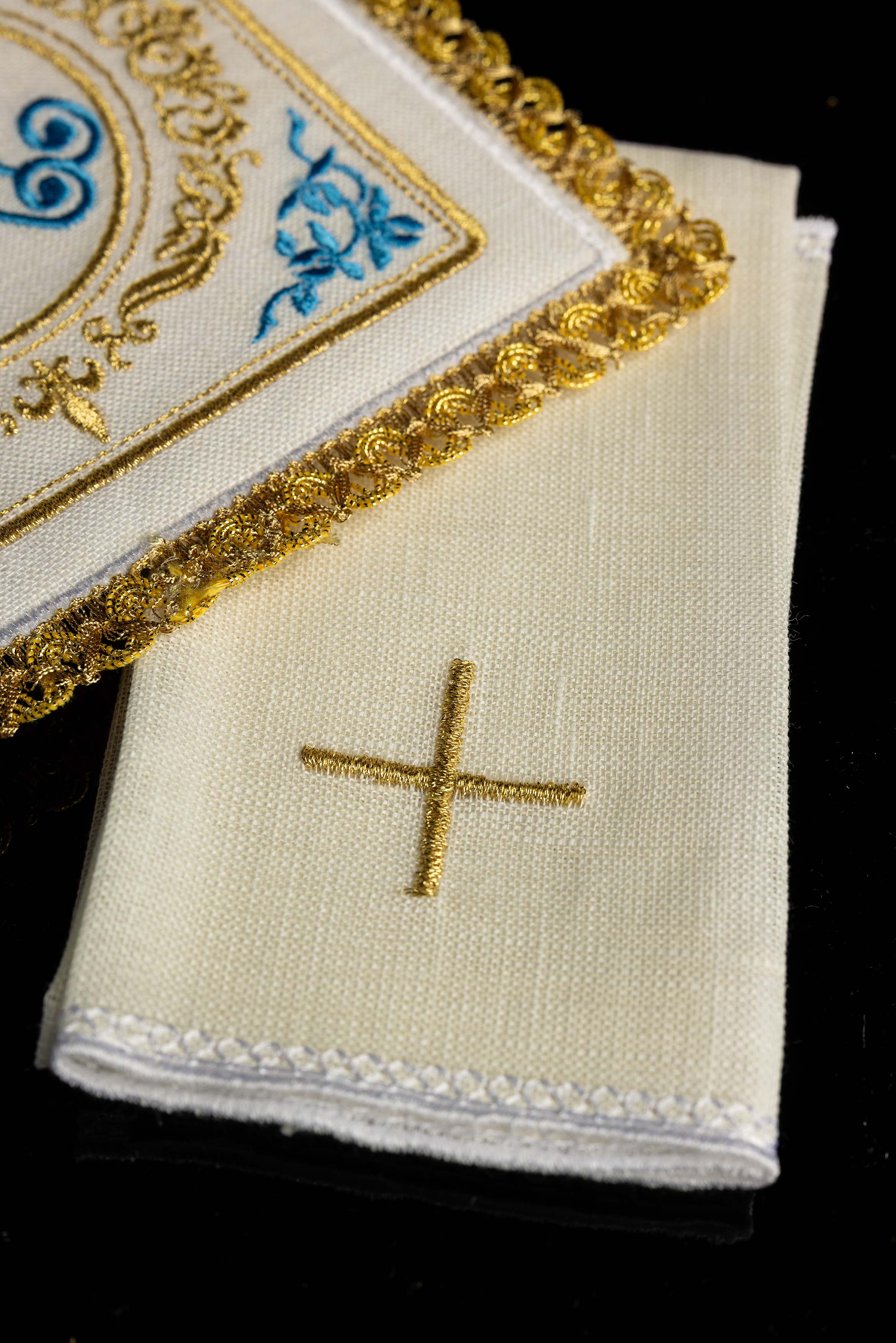 Conjunto de altar em linho com motivo mariano