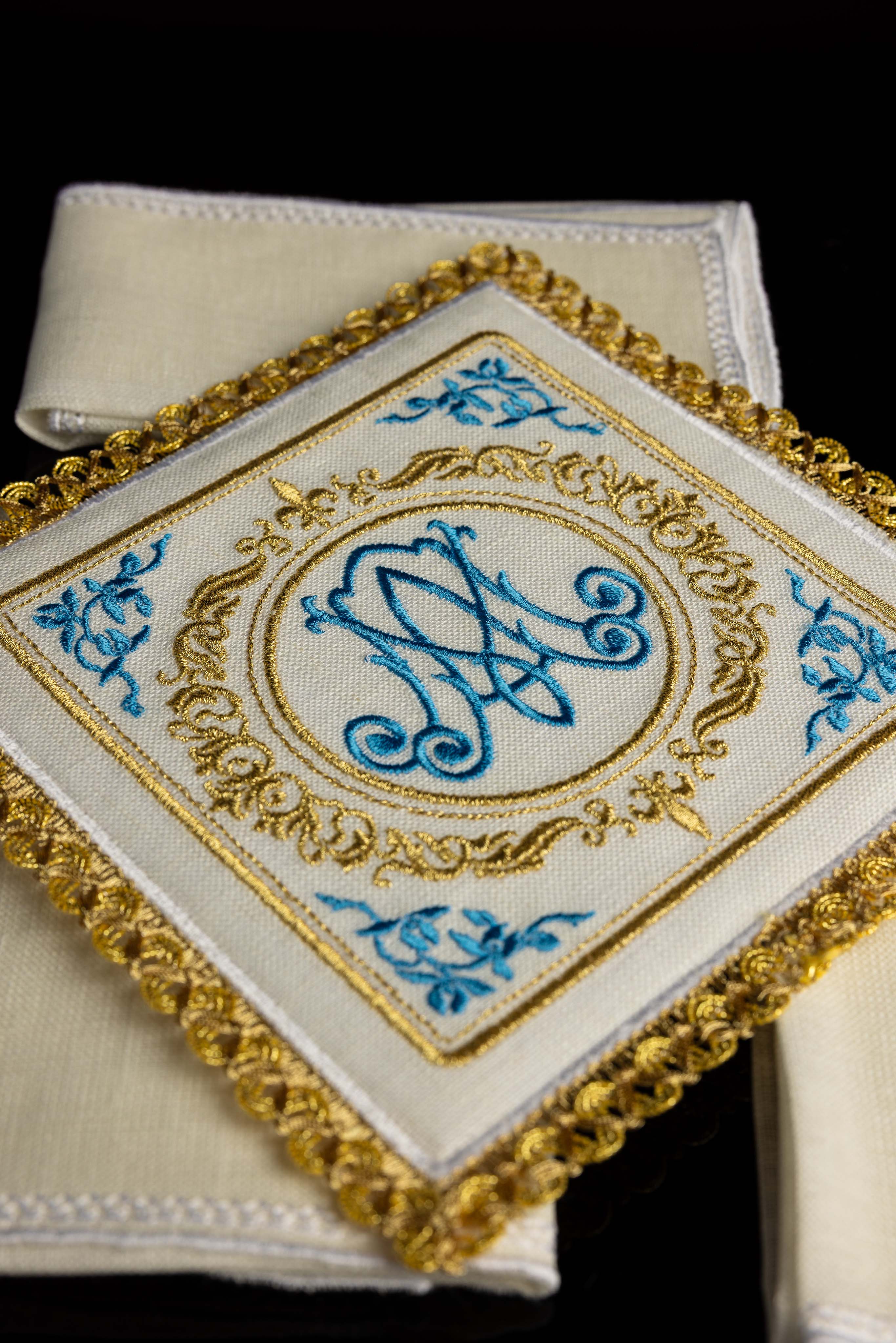Conjunto de altar em linho com motivo mariano