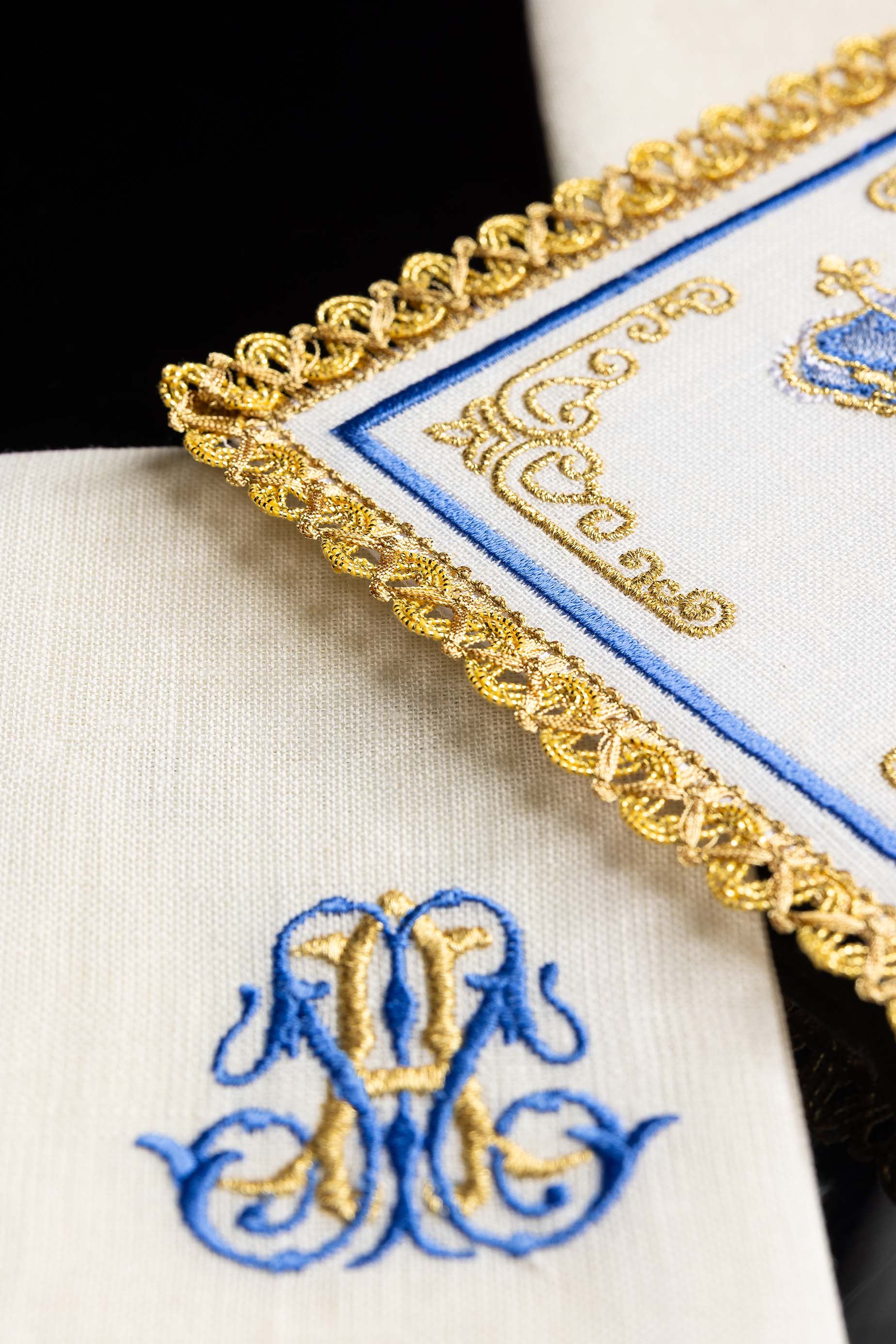 Conjunto de altar em linho com motivo mariano