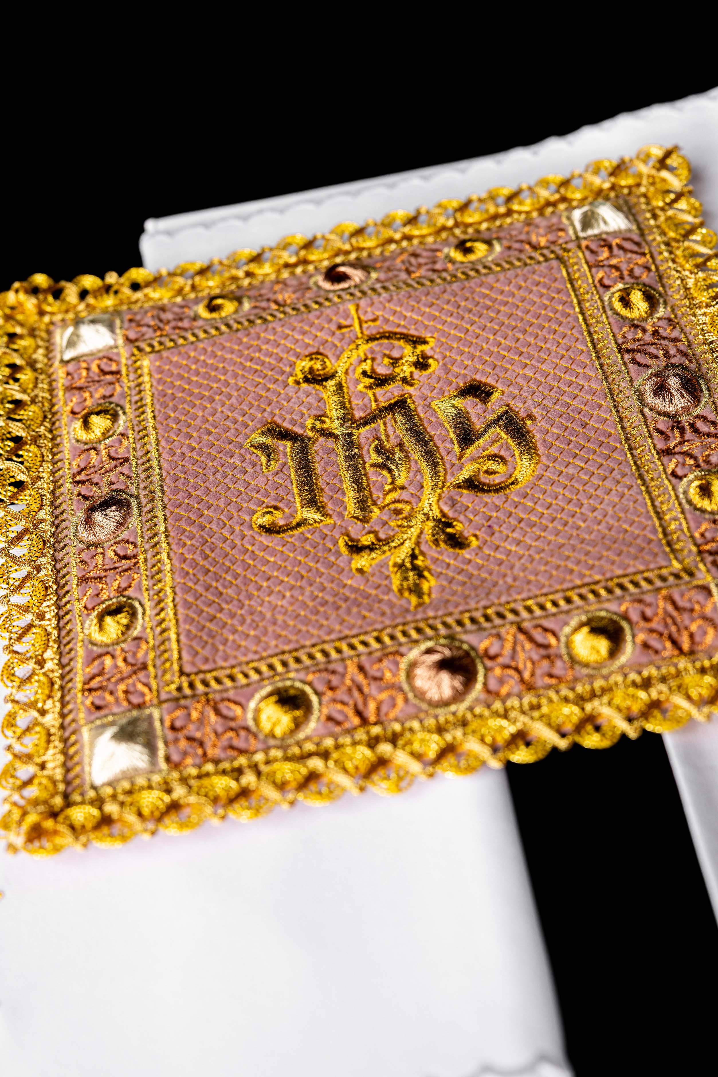 Conjunto de cálice de veludo rosa com símbolo IHS bordado