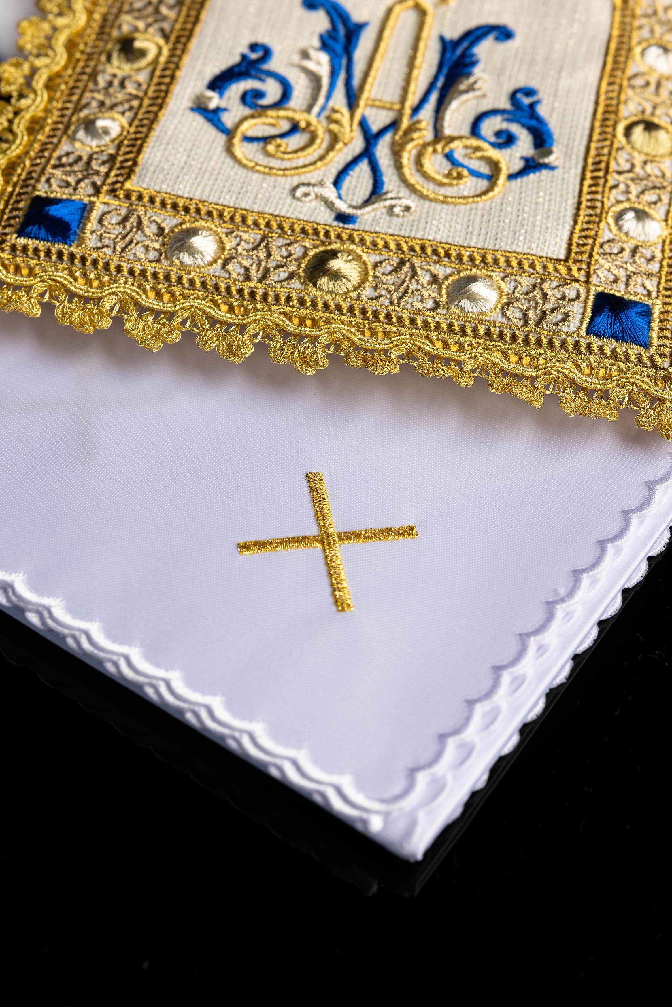 Conjunto de roupa de cálice bordado com símbolo mariano