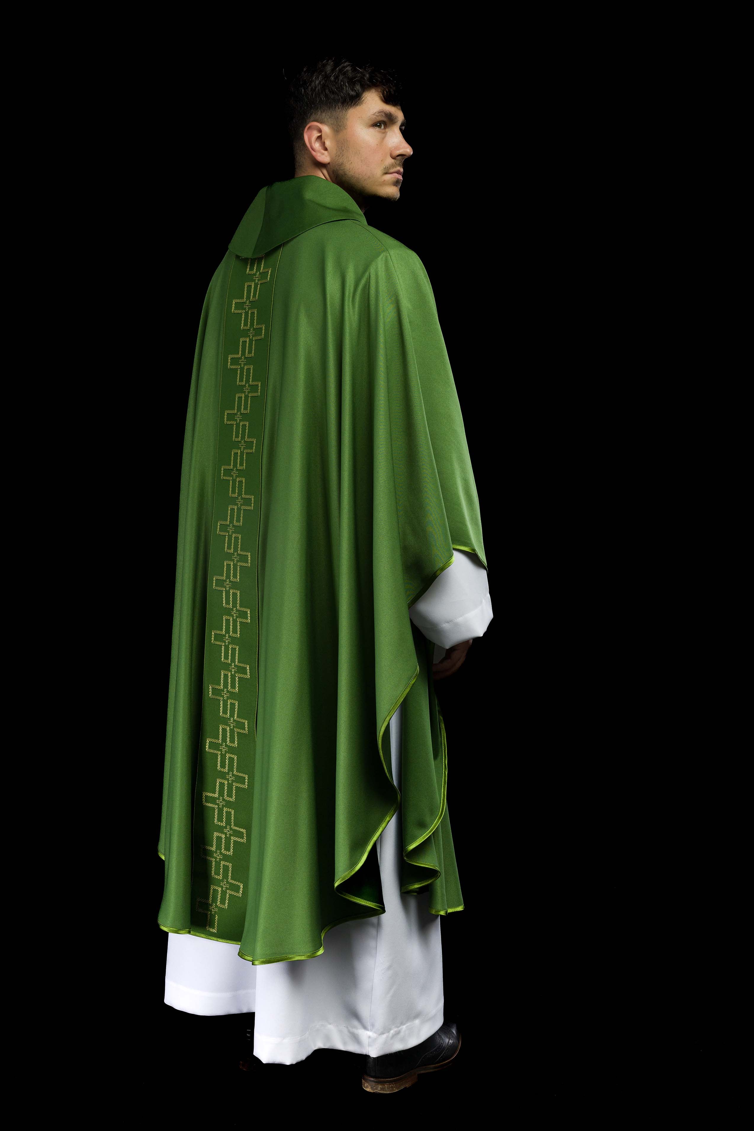 Casula com cinto ricamente bordado com uma cruz verde
