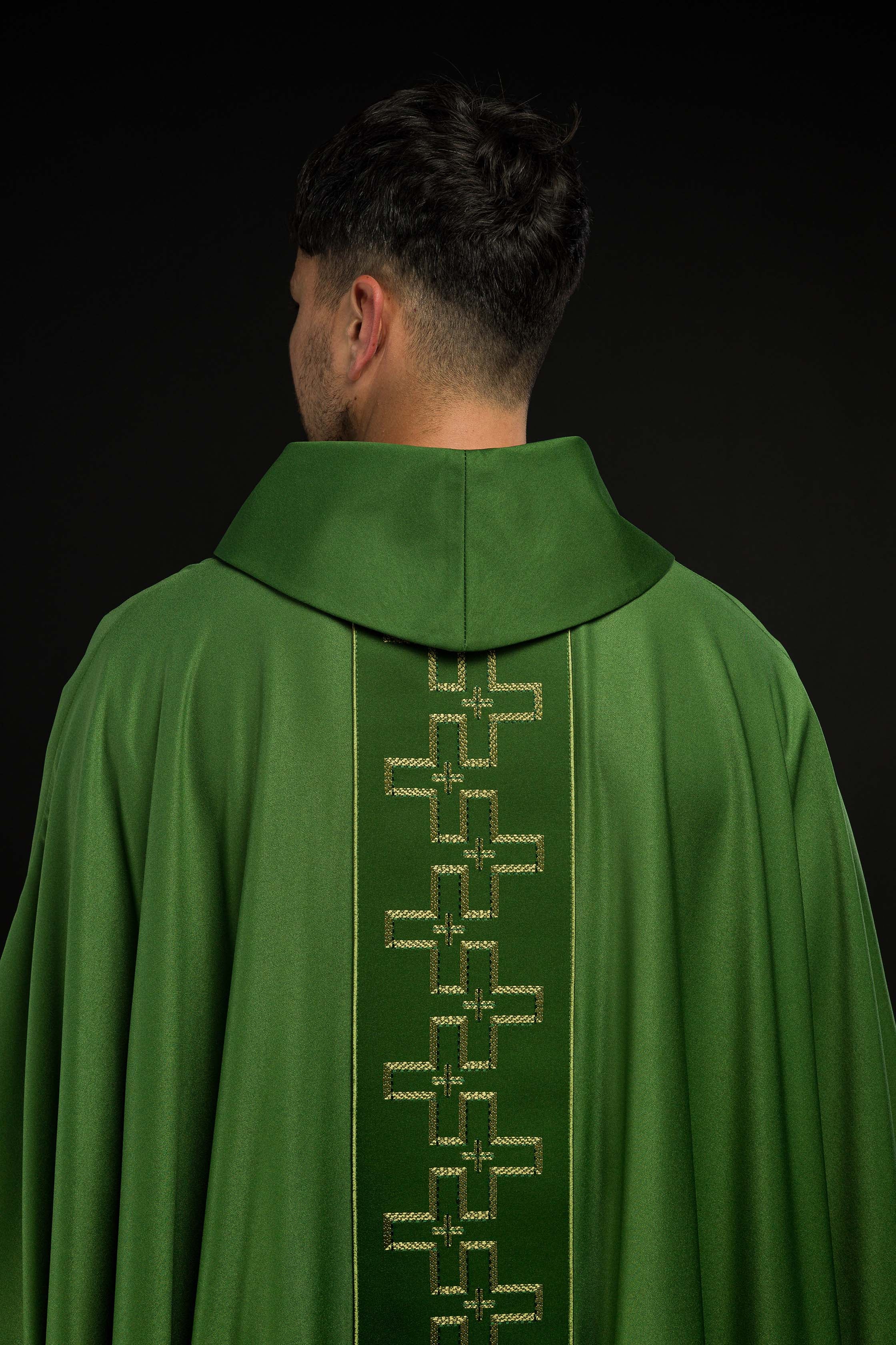Casula com cinto ricamente bordado com uma cruz verde