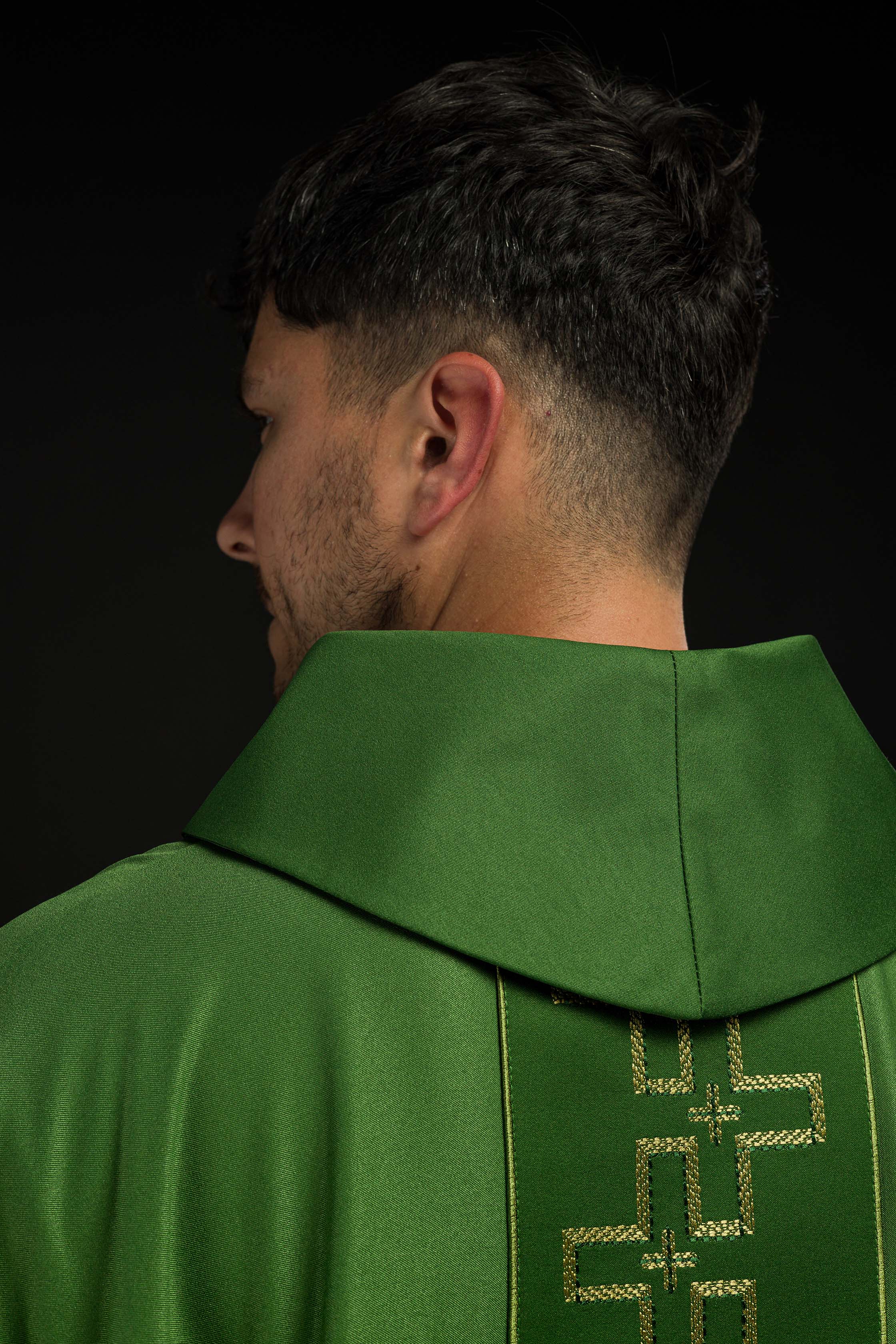 Casula com cinto ricamente bordado com uma cruz verde