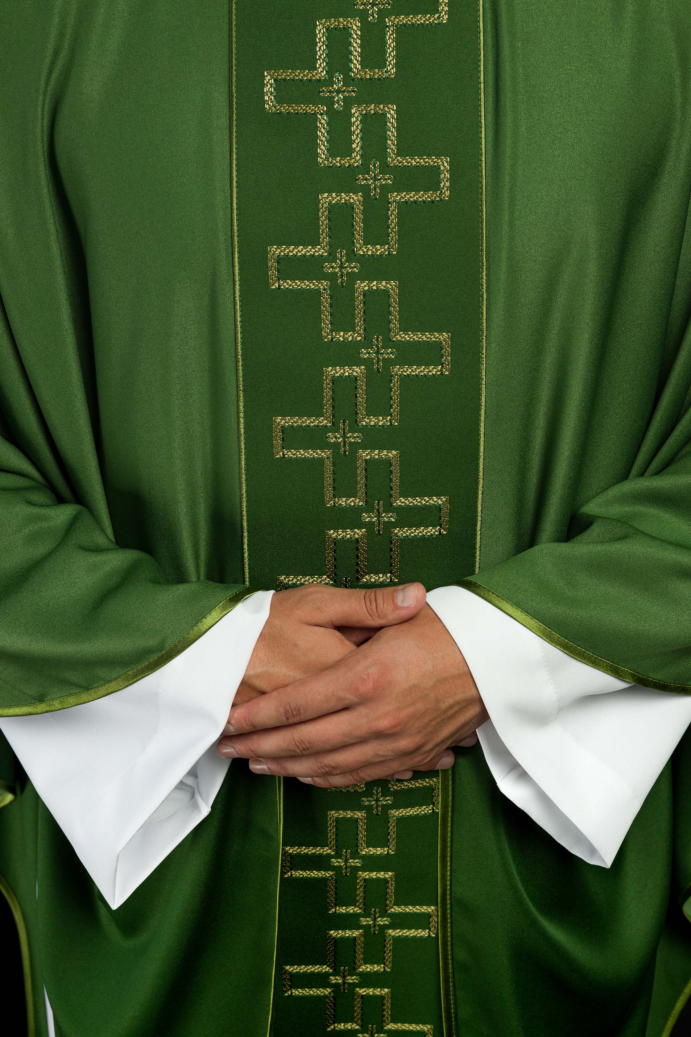 Casula com cinto ricamente bordado com uma cruz verde