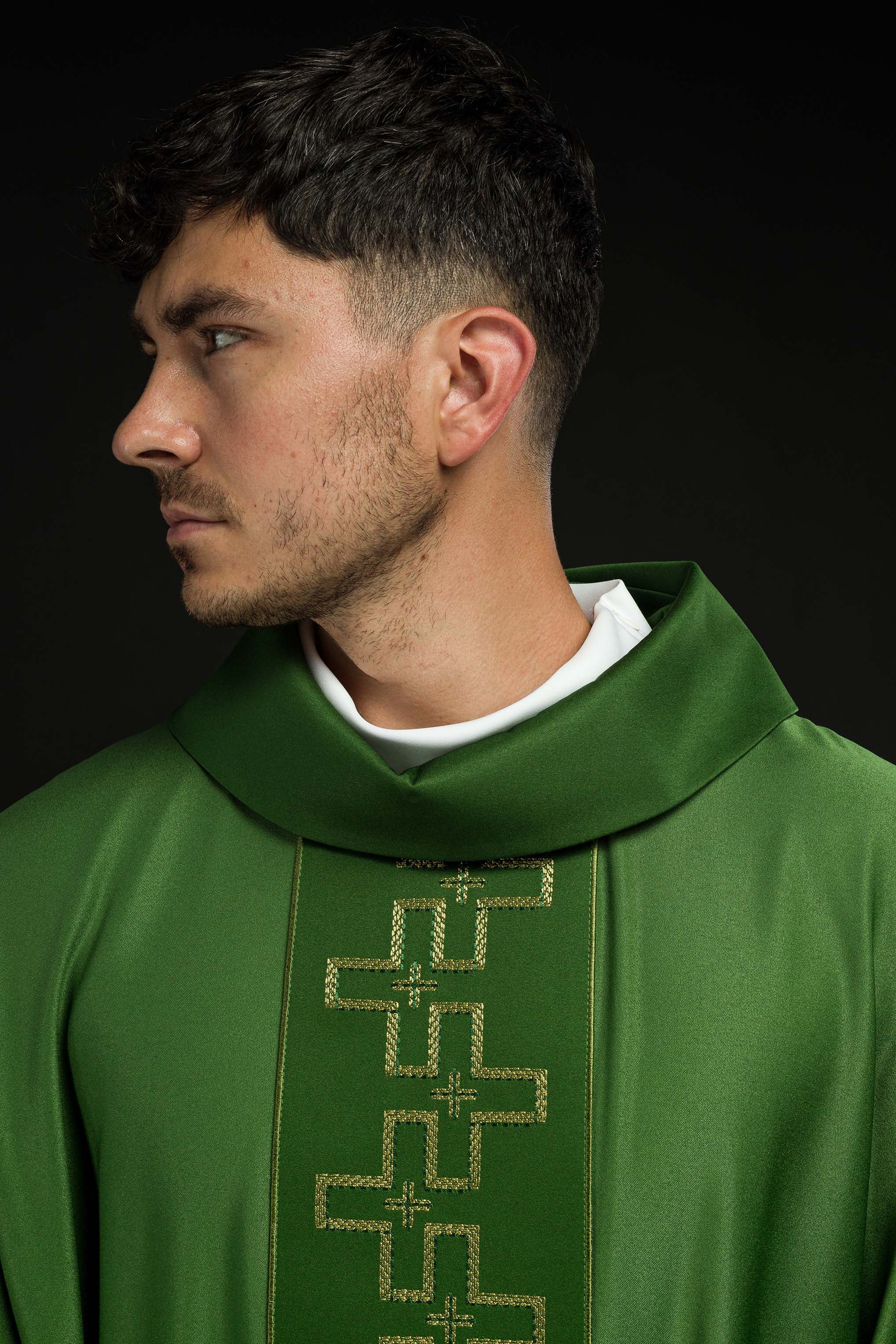 Casula com cinto ricamente bordado com uma cruz verde