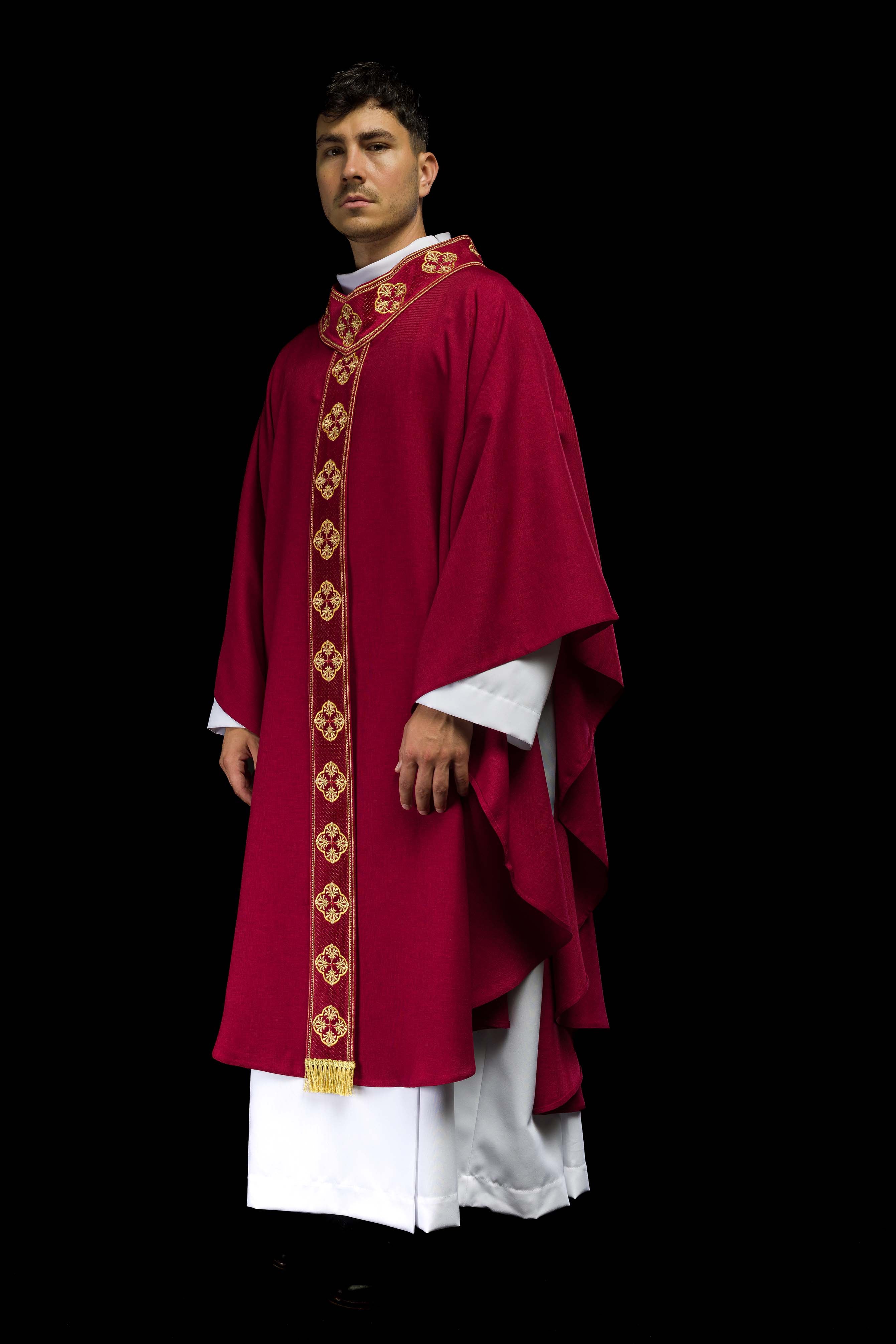 Casula vermelha com cinto bordado com cruzes e gola