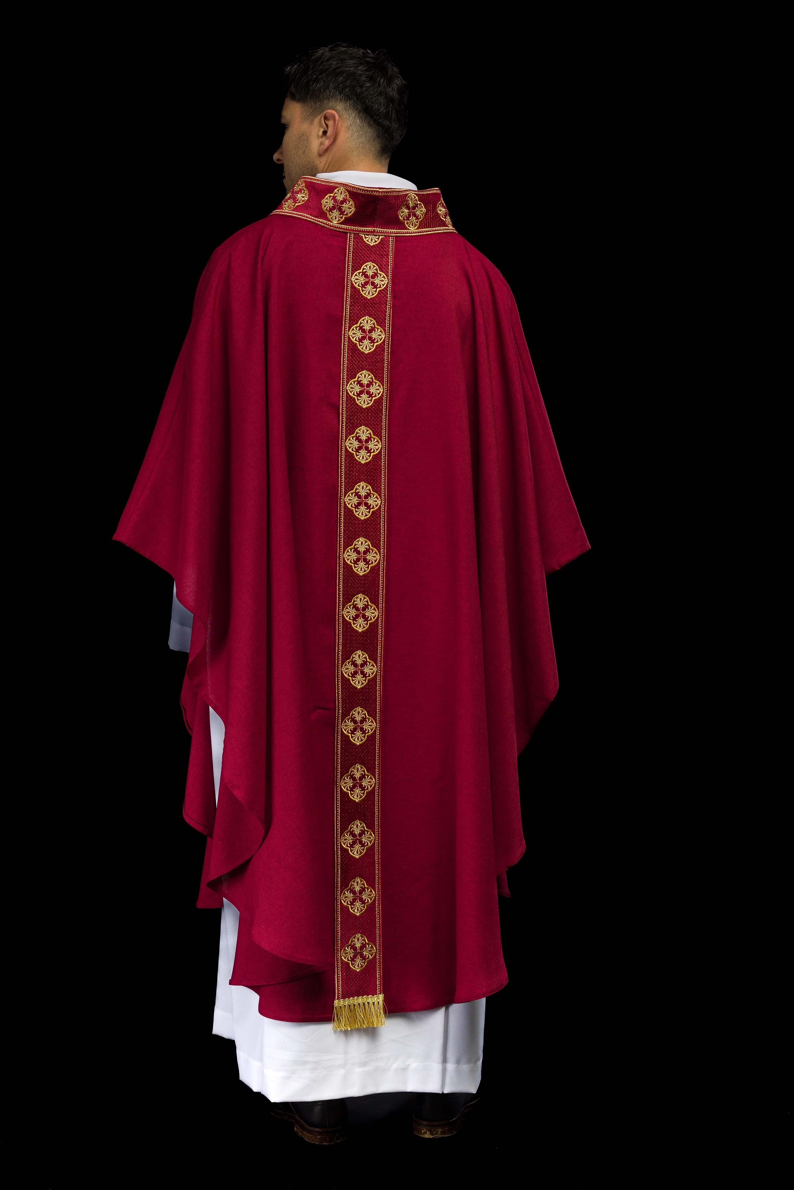 Casula vermelha com cinto bordado com cruzes e gola