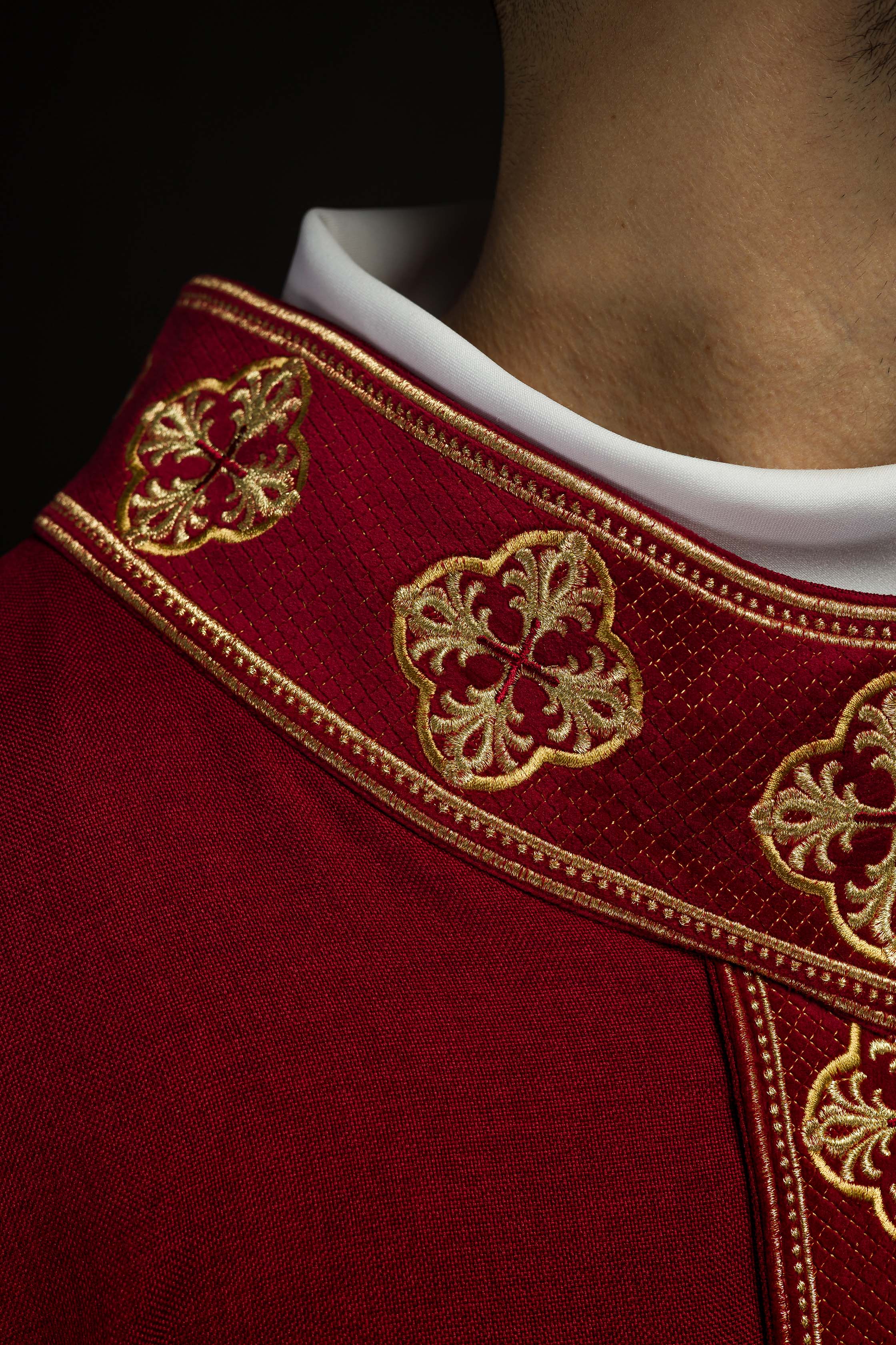 Casula vermelha com cinto bordado com cruzes e gola