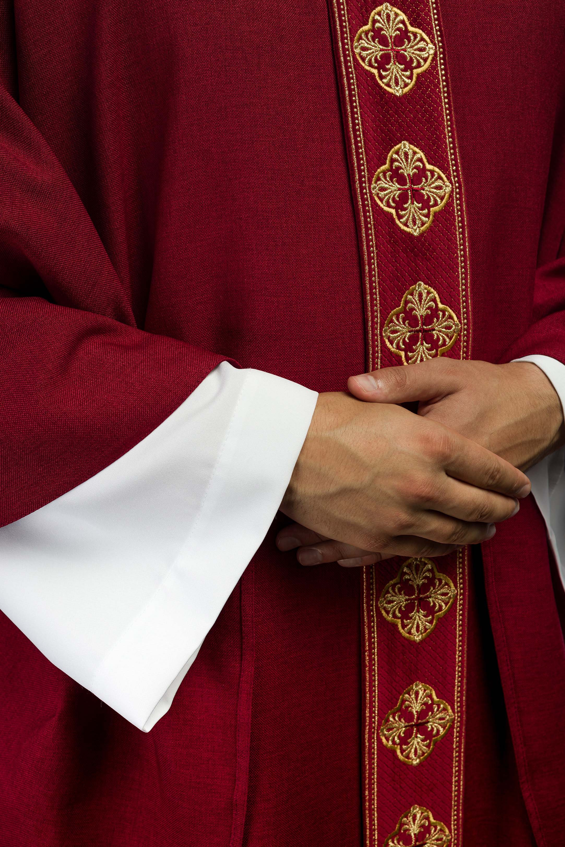 Casula vermelha com cinto bordado com cruzes e gola