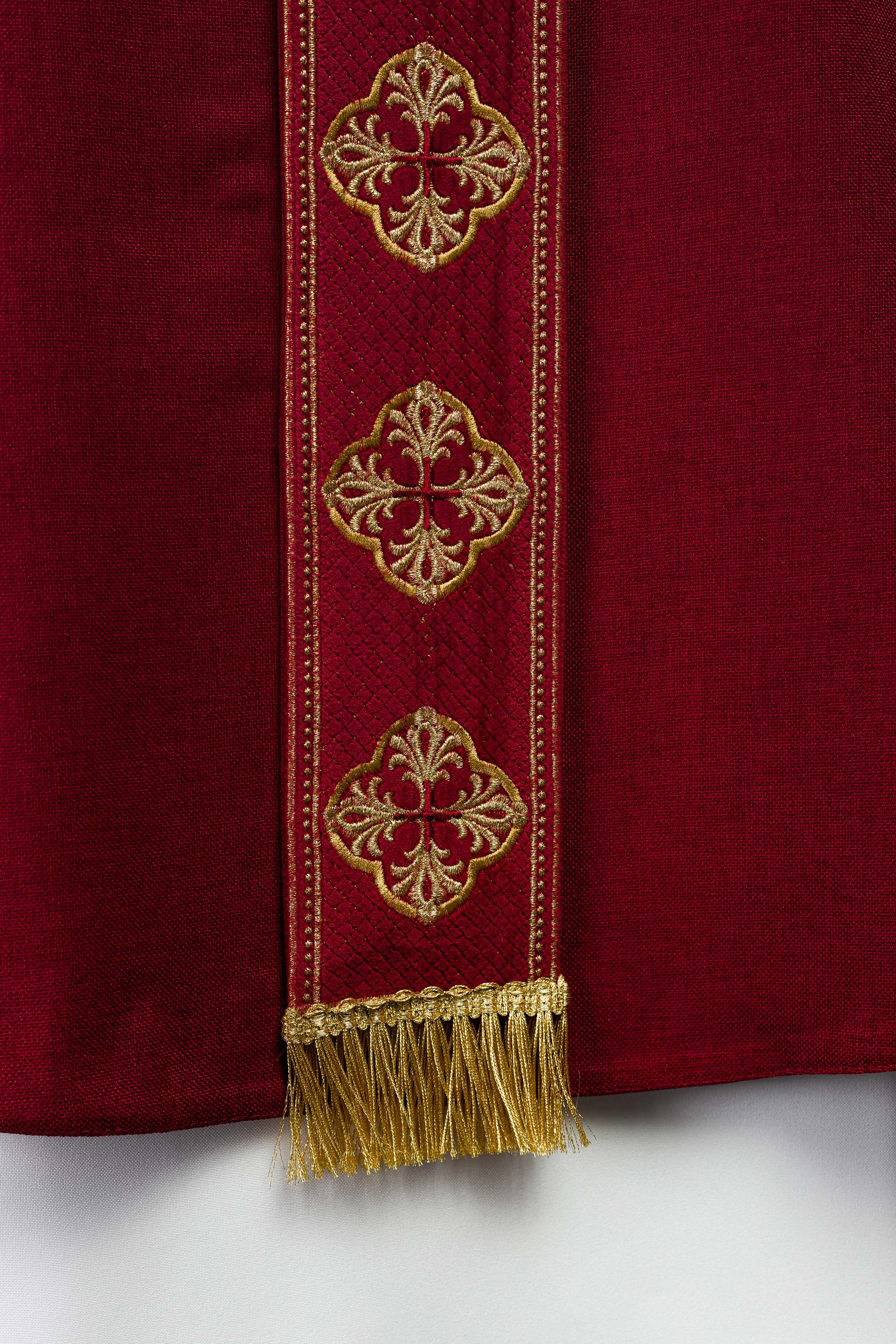 Casula vermelha com cinto bordado com cruzes e gola