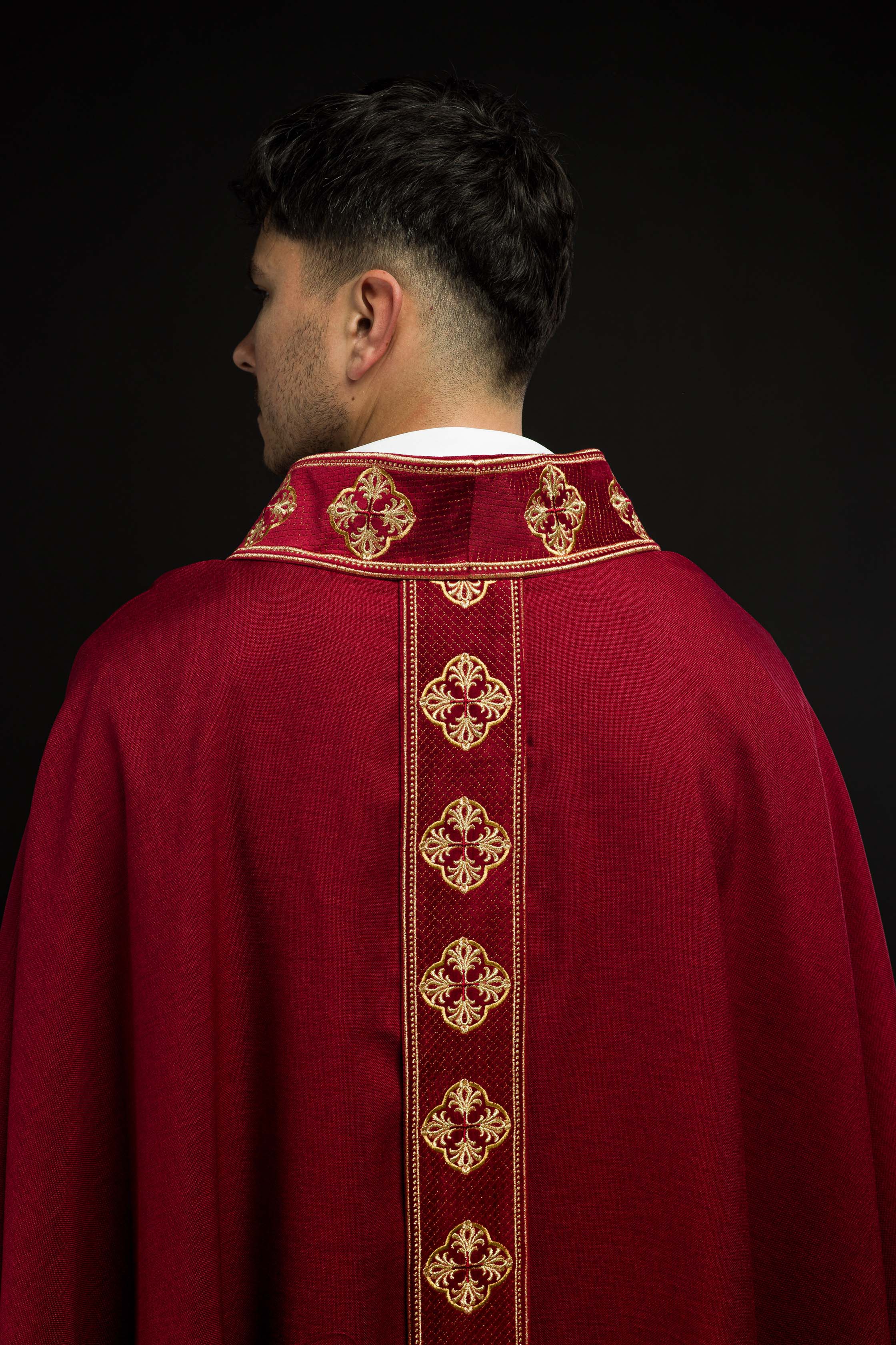 Casula vermelha com cinto bordado com cruzes e gola