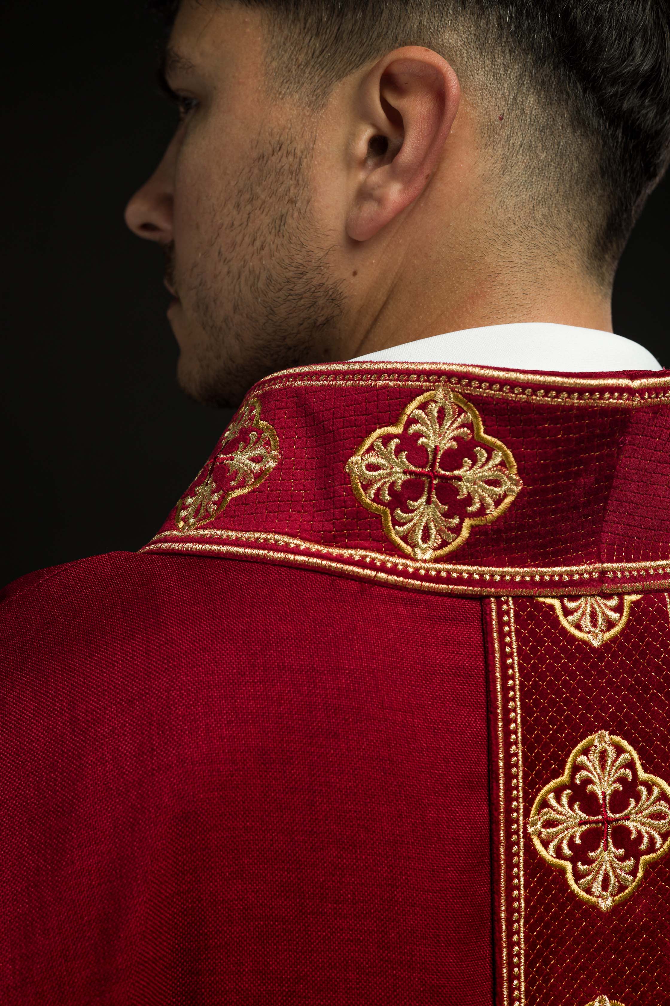 Casula vermelha com cinto bordado com cruzes e gola