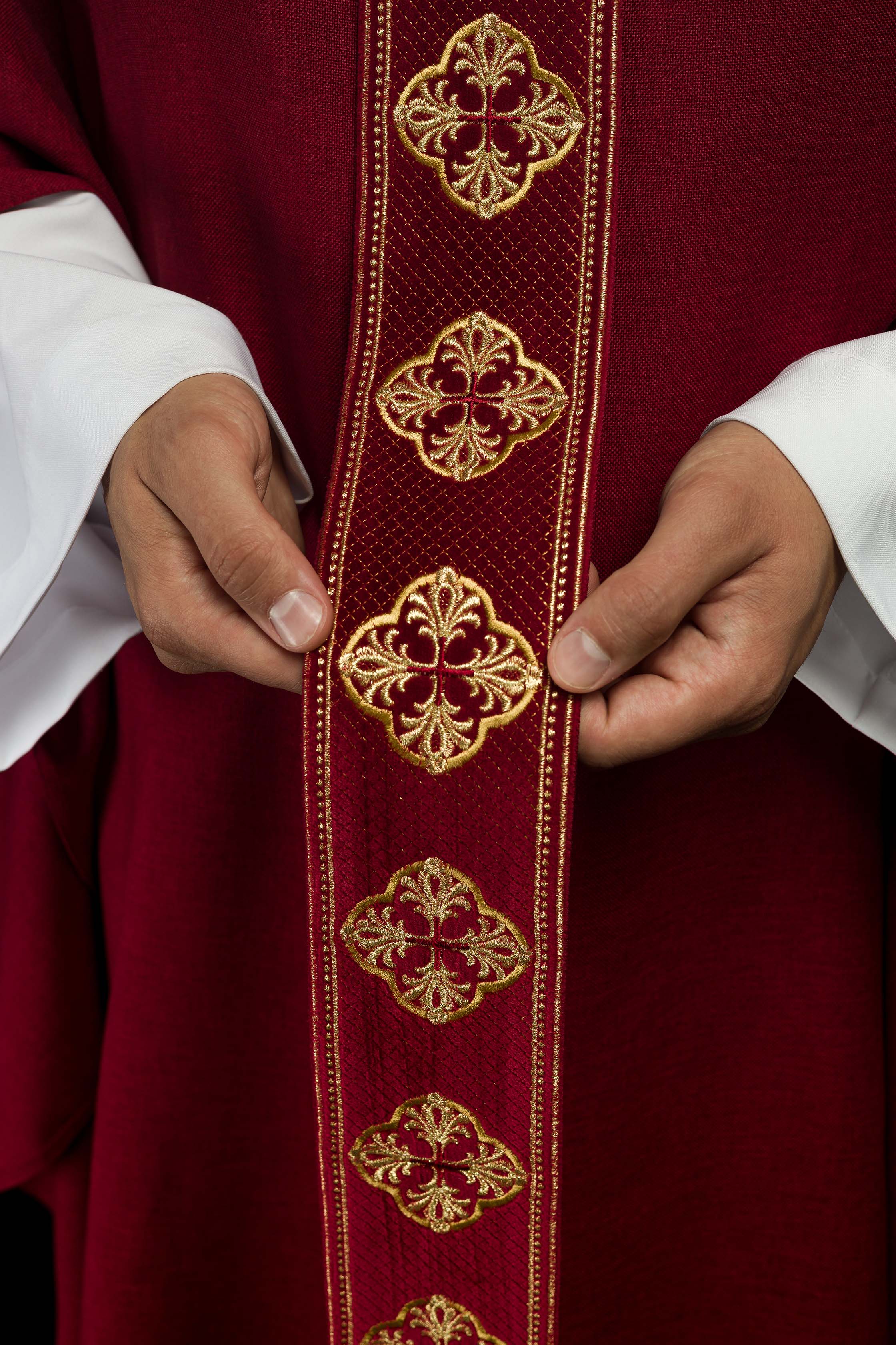 Casula vermelha com cinto bordado com cruzes e gola