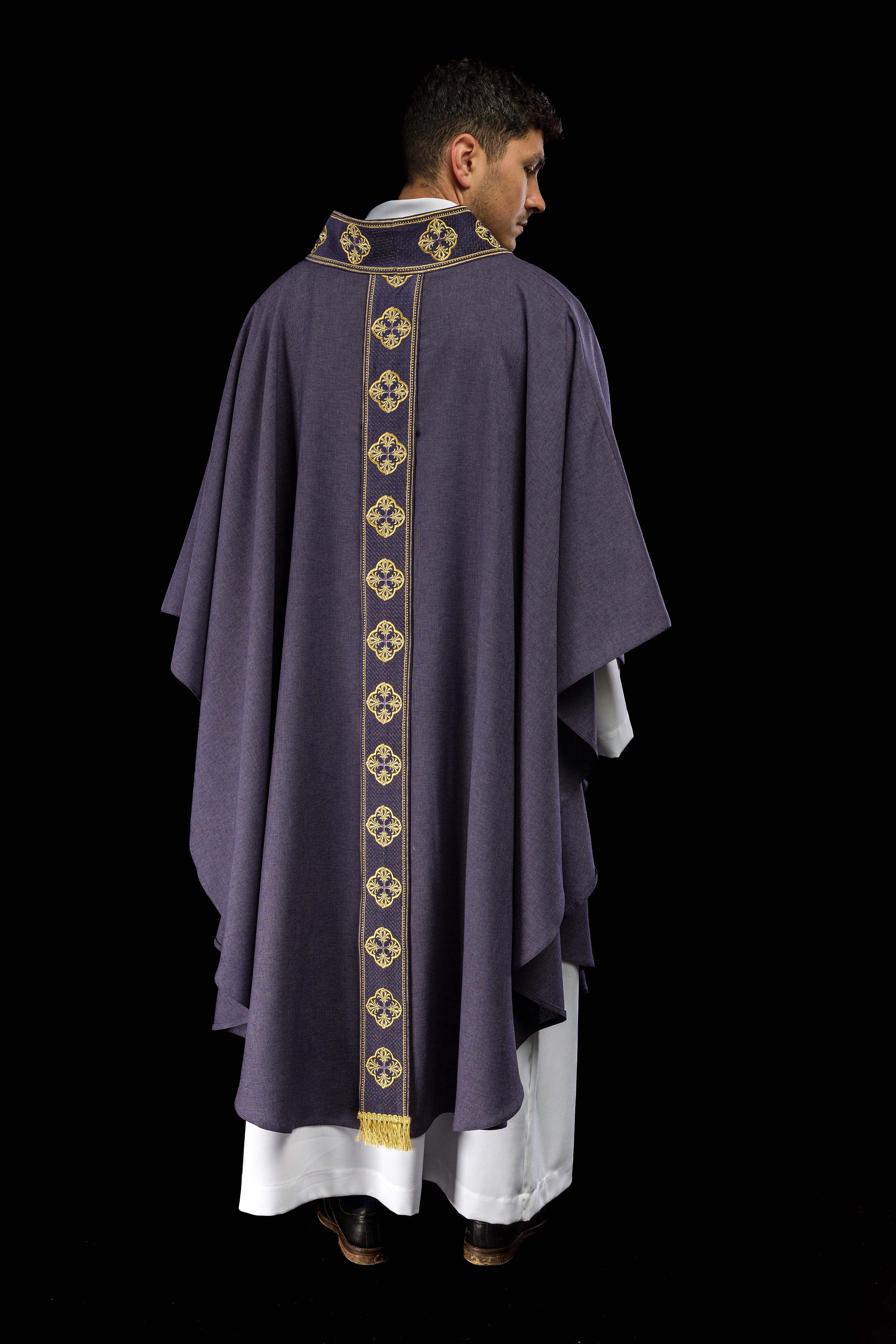 Casula roxa com cinto bordado com cruzes e gola