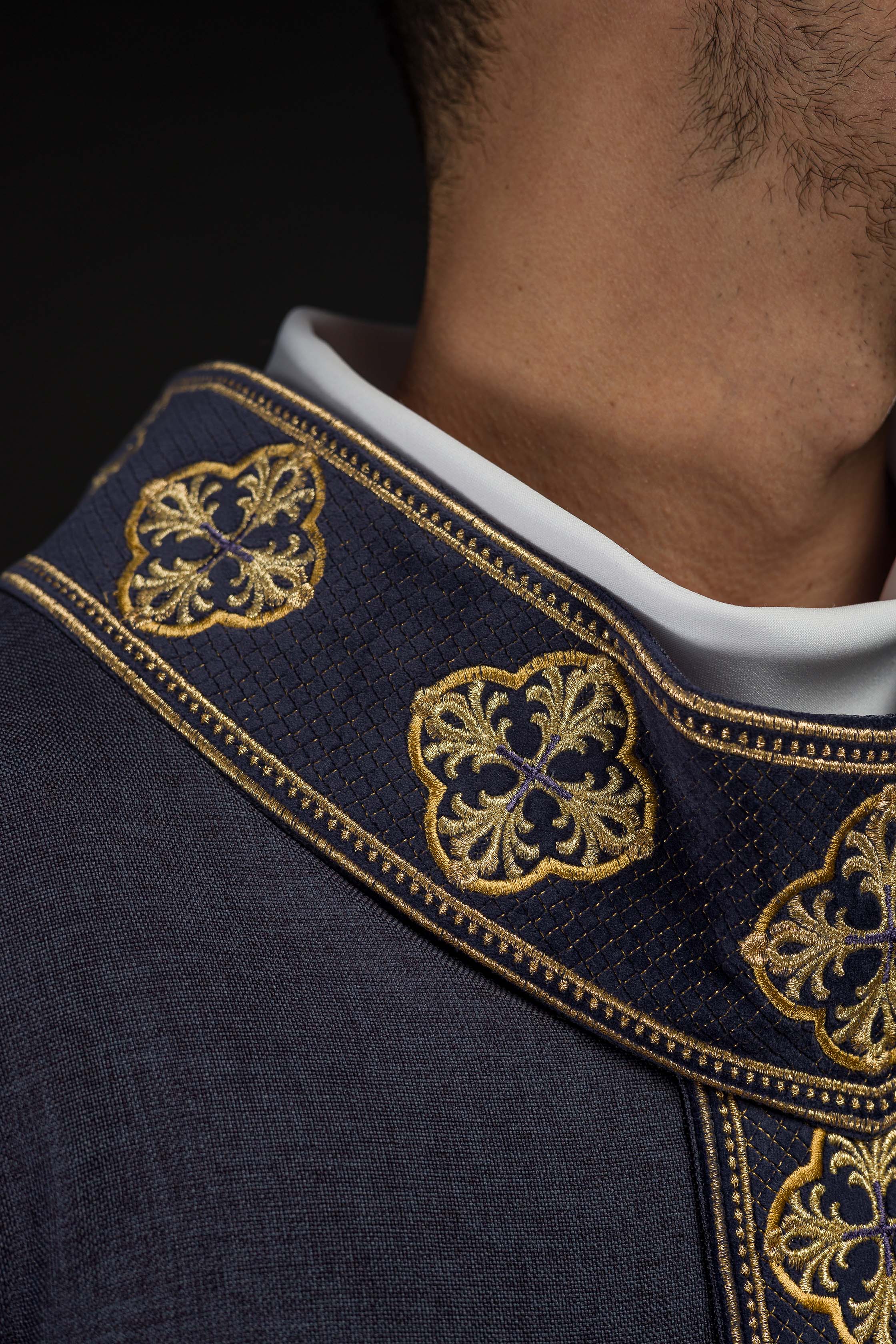 Casula roxa com cinto bordado com cruzes e gola