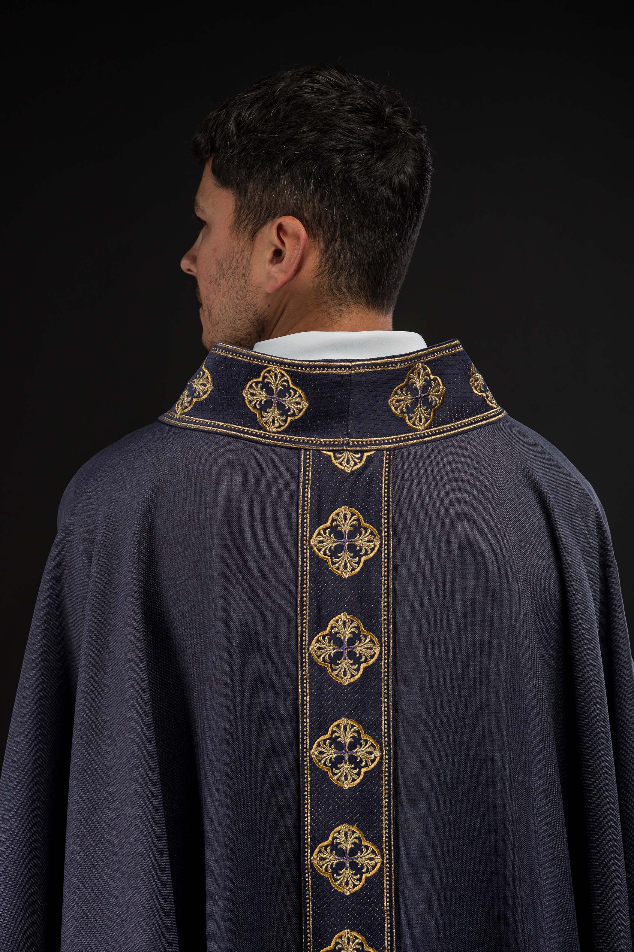 Casula roxa com cinto bordado com cruzes e gola