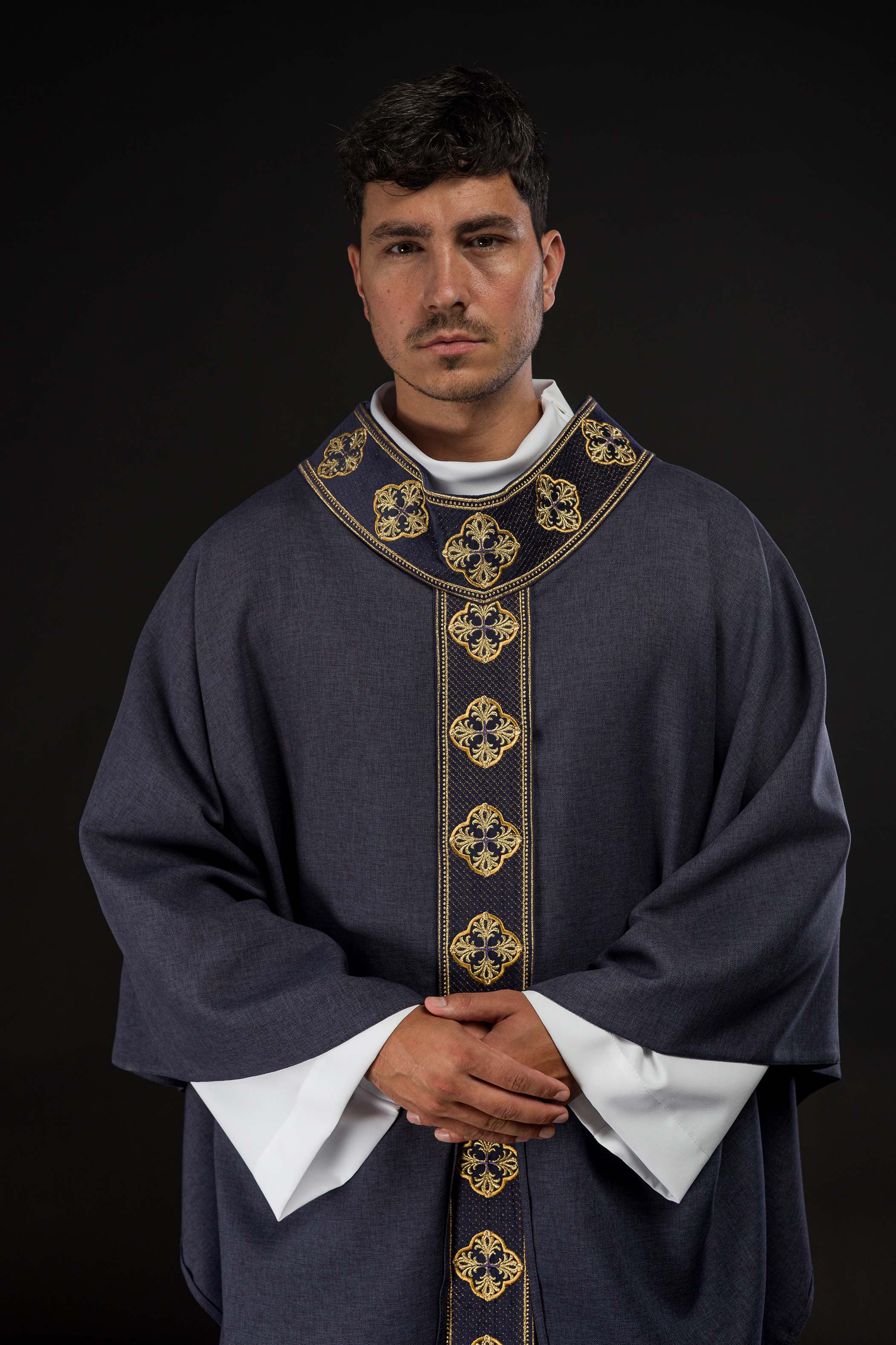 Casula roxa com cinto bordado com cruzes e gola