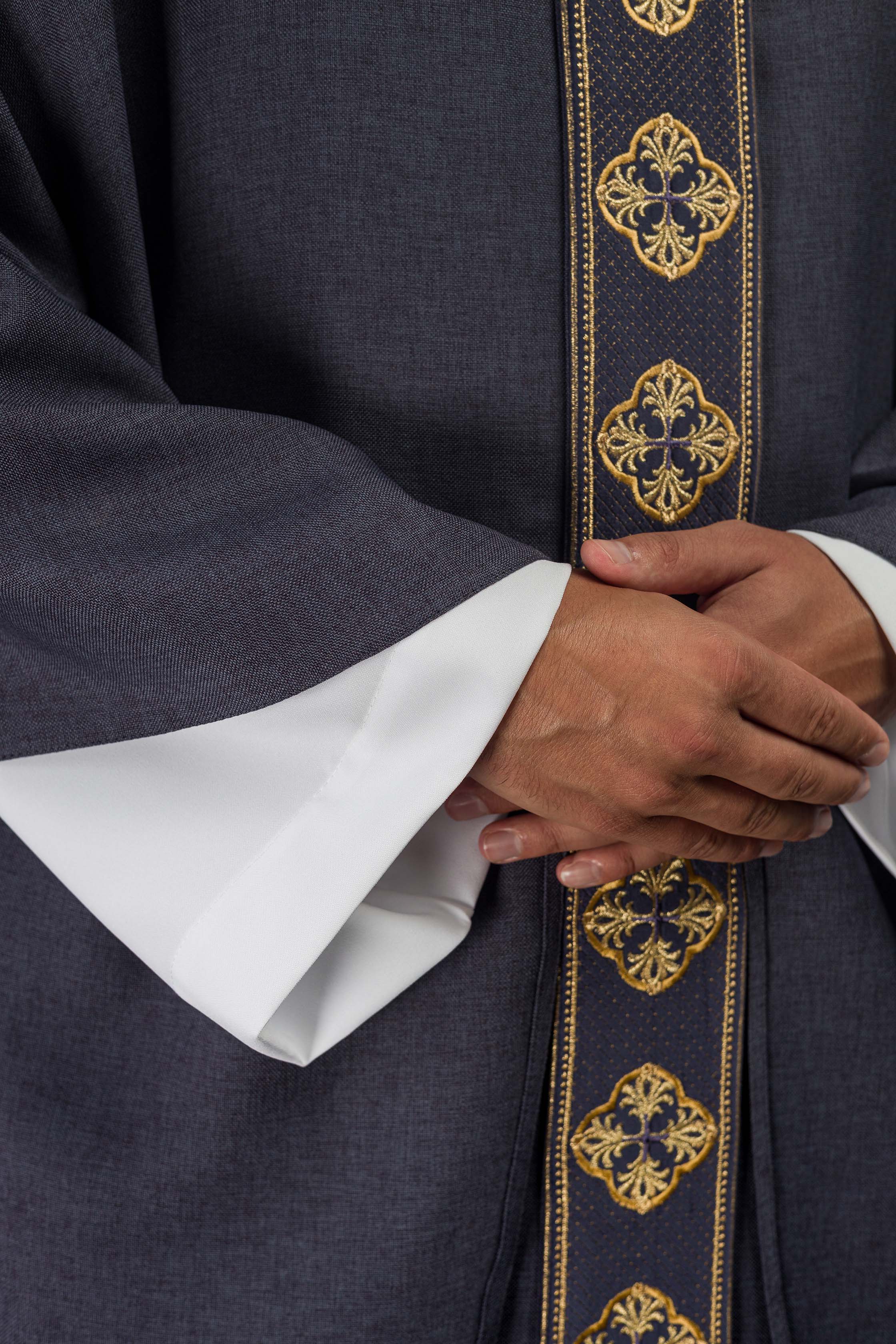 Casula roxa com cinto bordado com cruzes e gola