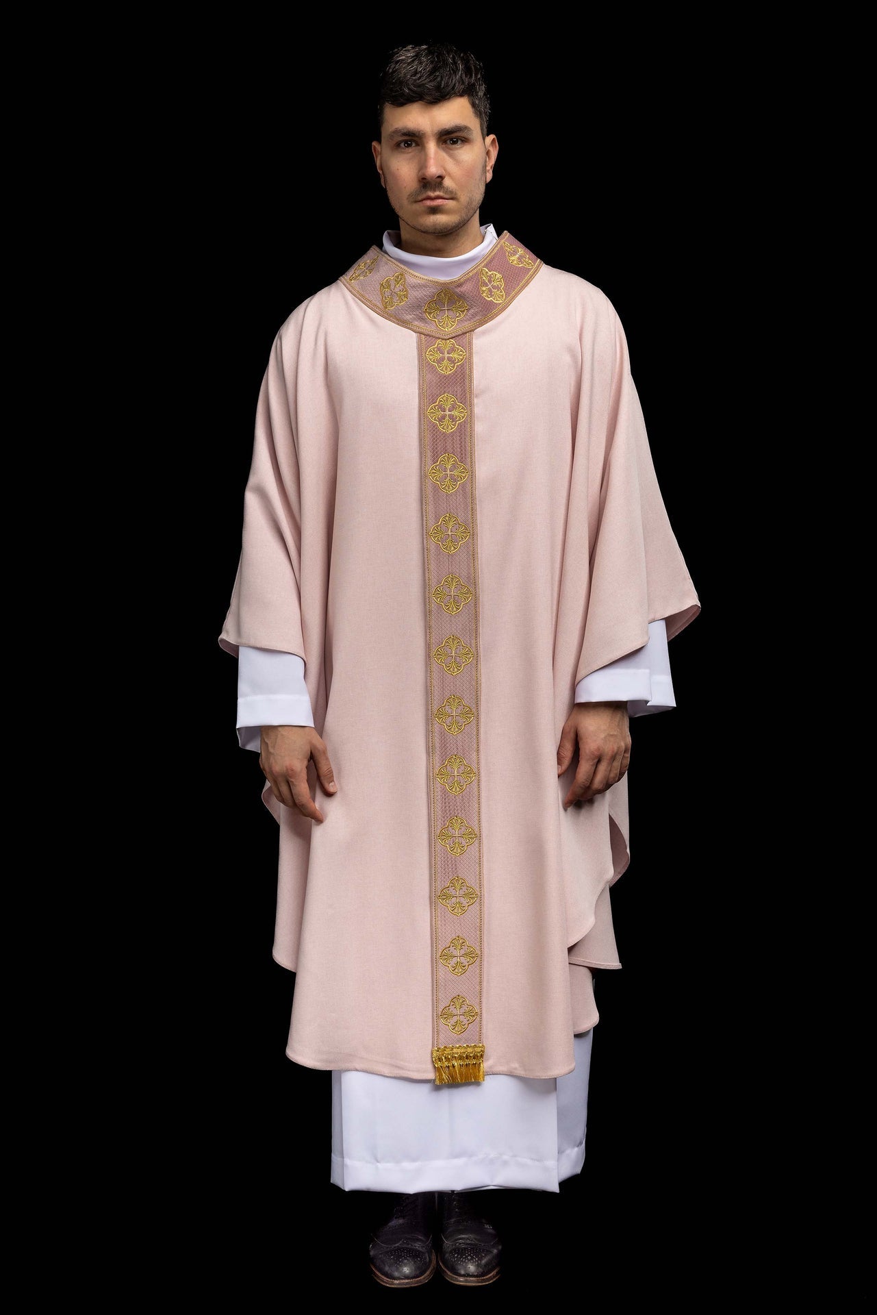 Ornat w kolorze różowy z haftowanym pasem i kołnierzem w krzyże - ORNATY.PL