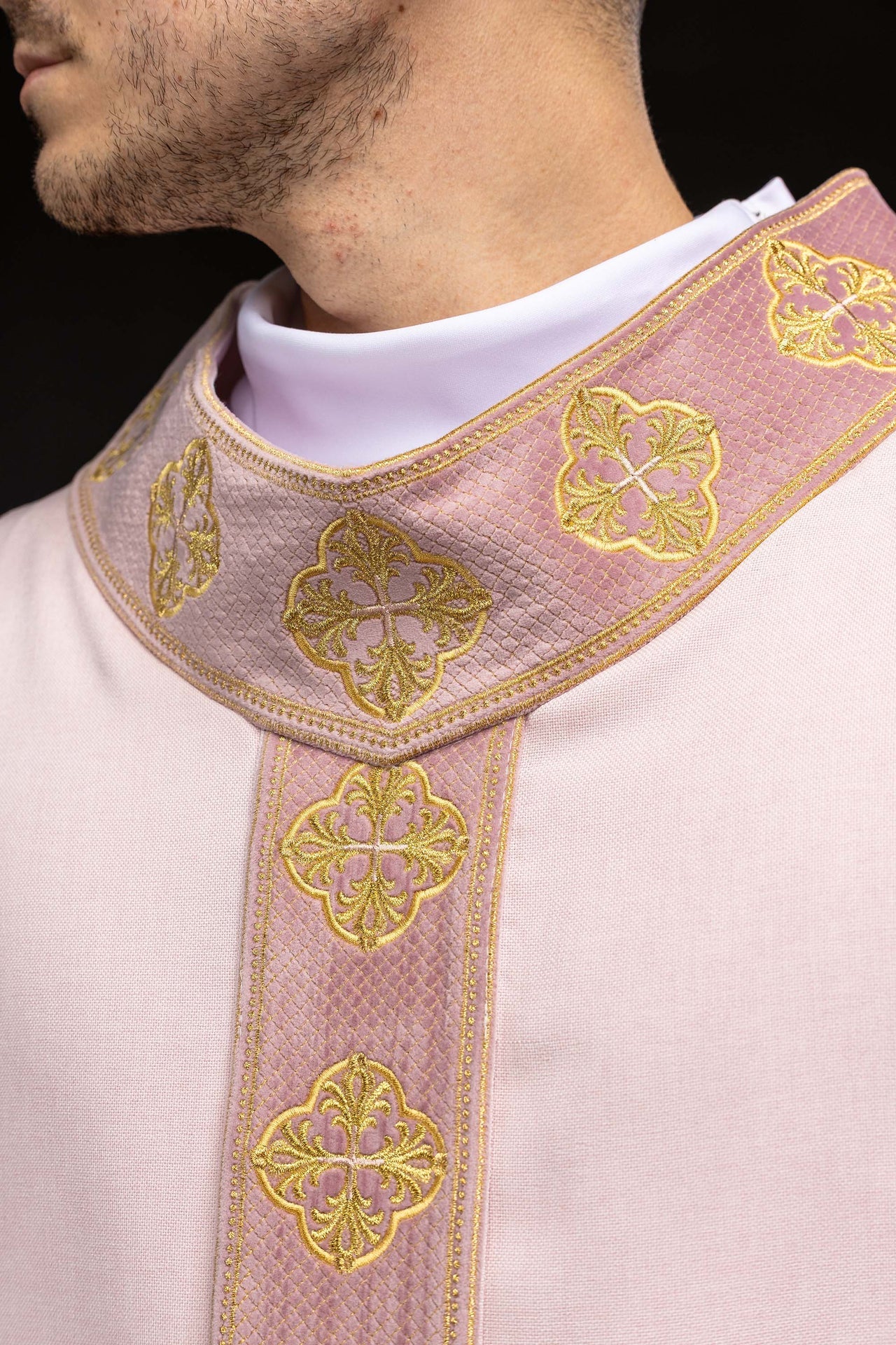 Ornat w kolorze różowy z haftowanym pasem i kołnierzem w krzyże - ORNATY.PL