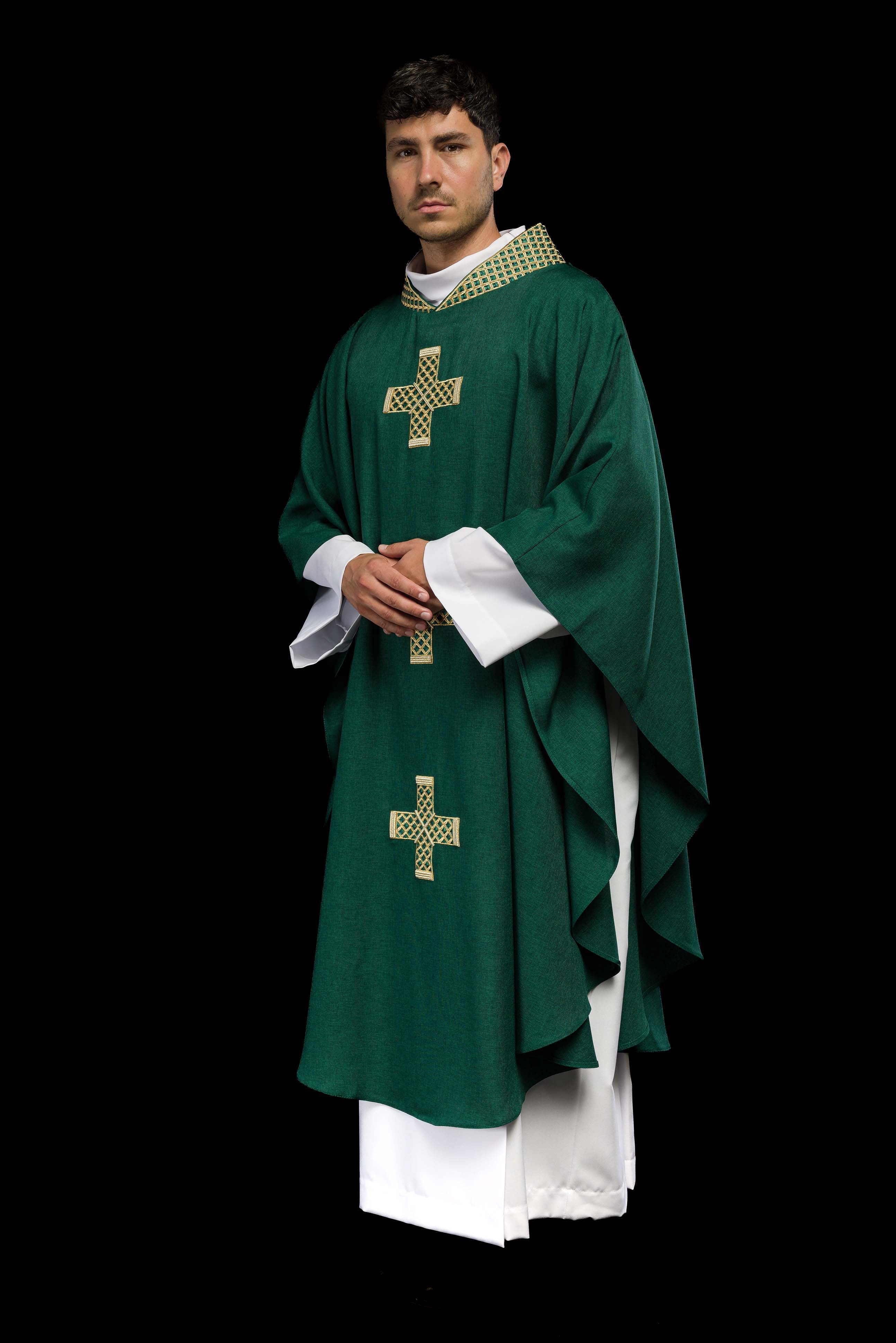 Casula verde com cruzes e gola bordadas a dourado