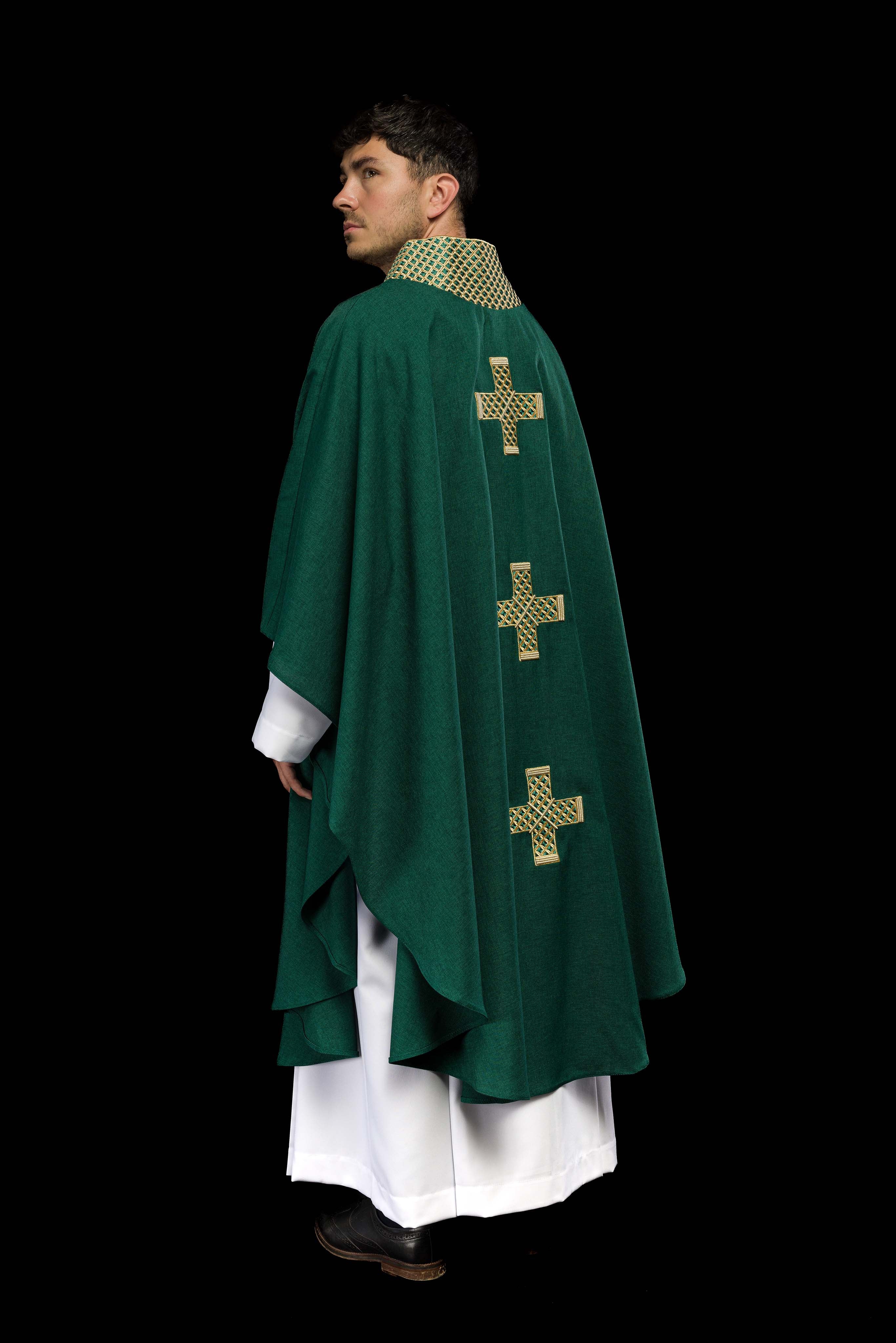 Casula verde com cruzes e gola bordadas a dourado